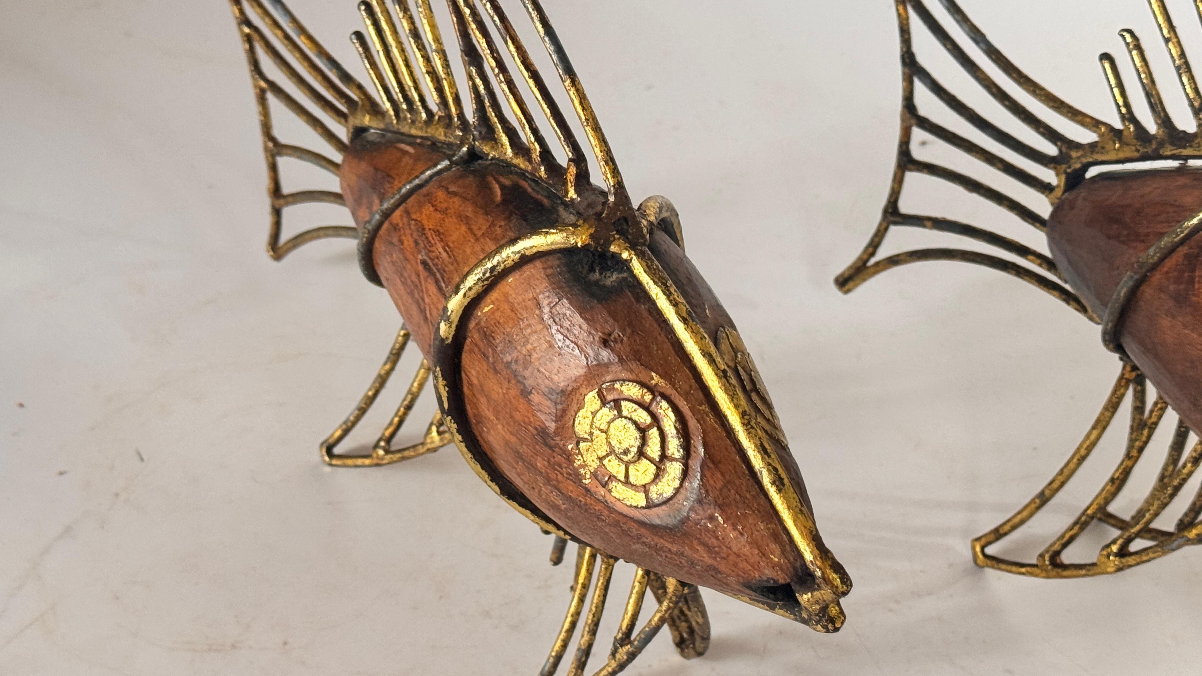Coppia di sculture di pesce francesi degli anni '70 - Decorazione in legno e metallo dorato del Medioevo in vendita 2