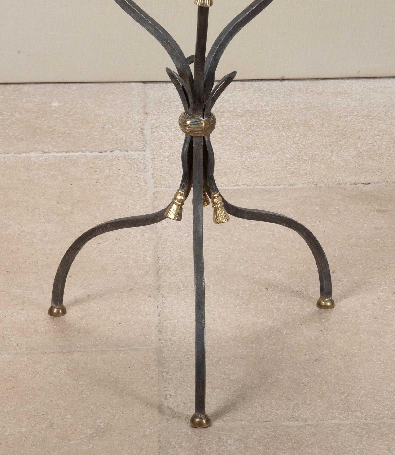 Paire de tables de lampe en bronze et fer des années 1970 avec dessus en verre d'art en vente 3