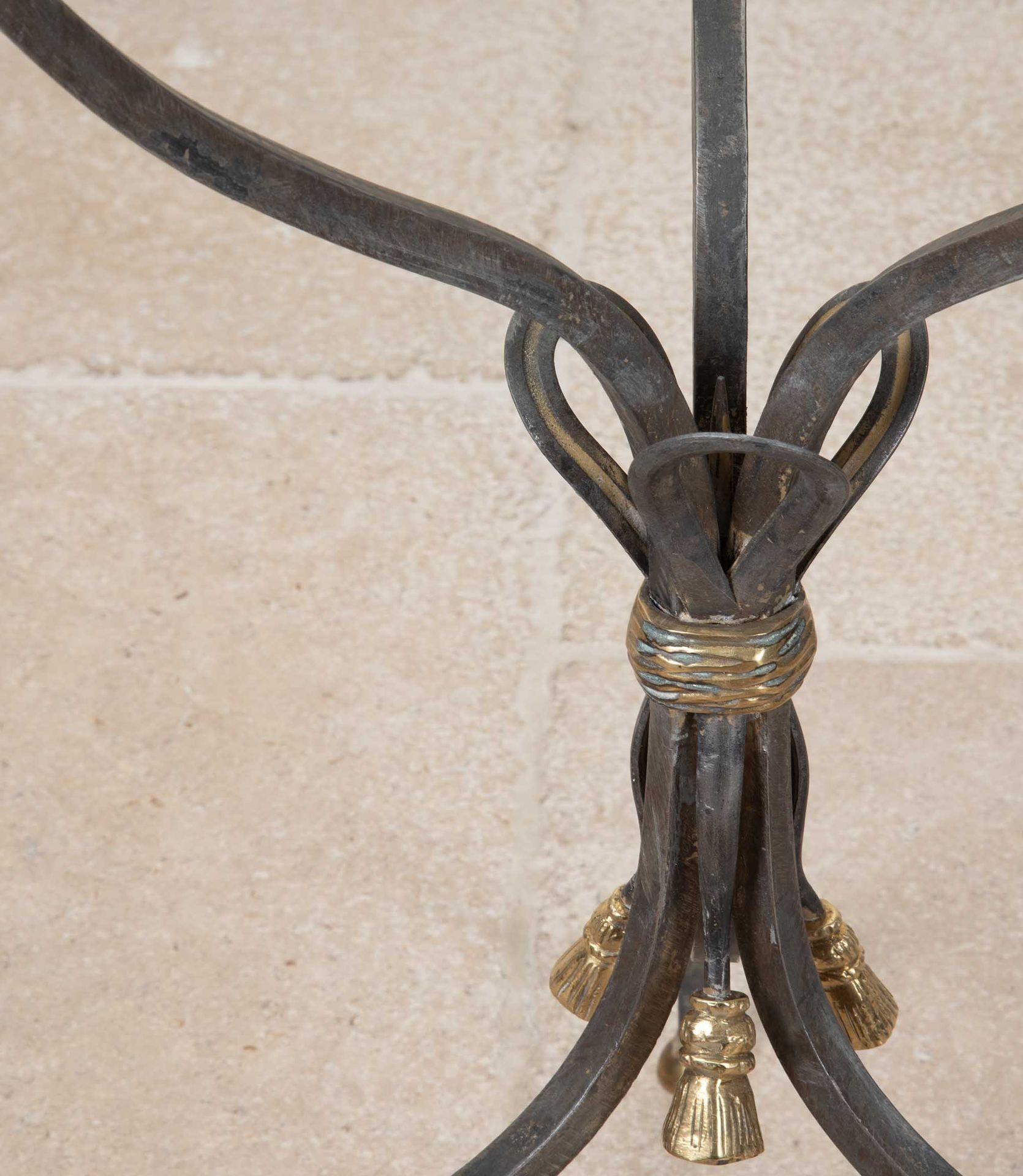Paire de tables de lampe en bronze et fer des années 1970 avec dessus en verre d'art en vente 4