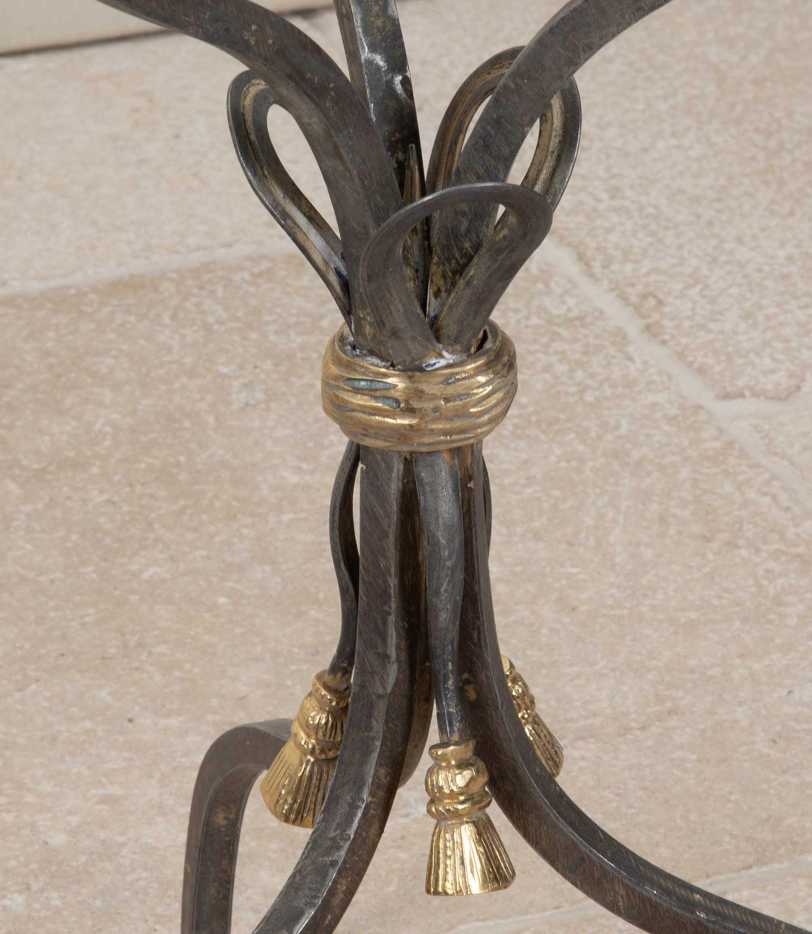 Paire de tables de lampe en bronze et fer des années 1970 avec dessus en verre d'art en vente 5