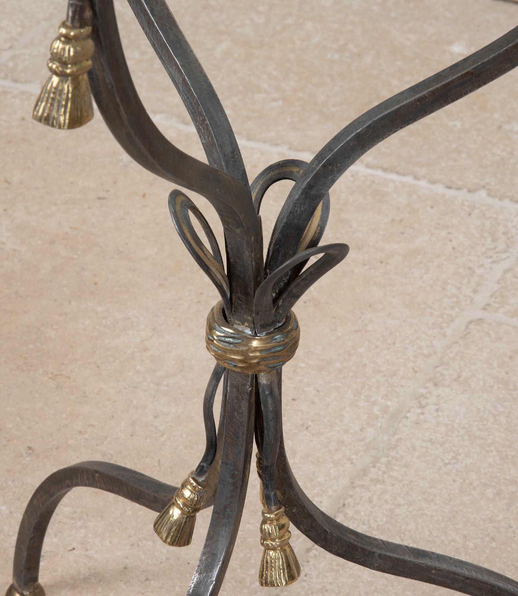 Paire de tables de lampe en bronze et fer des années 1970 avec dessus en verre d'art en vente 6
