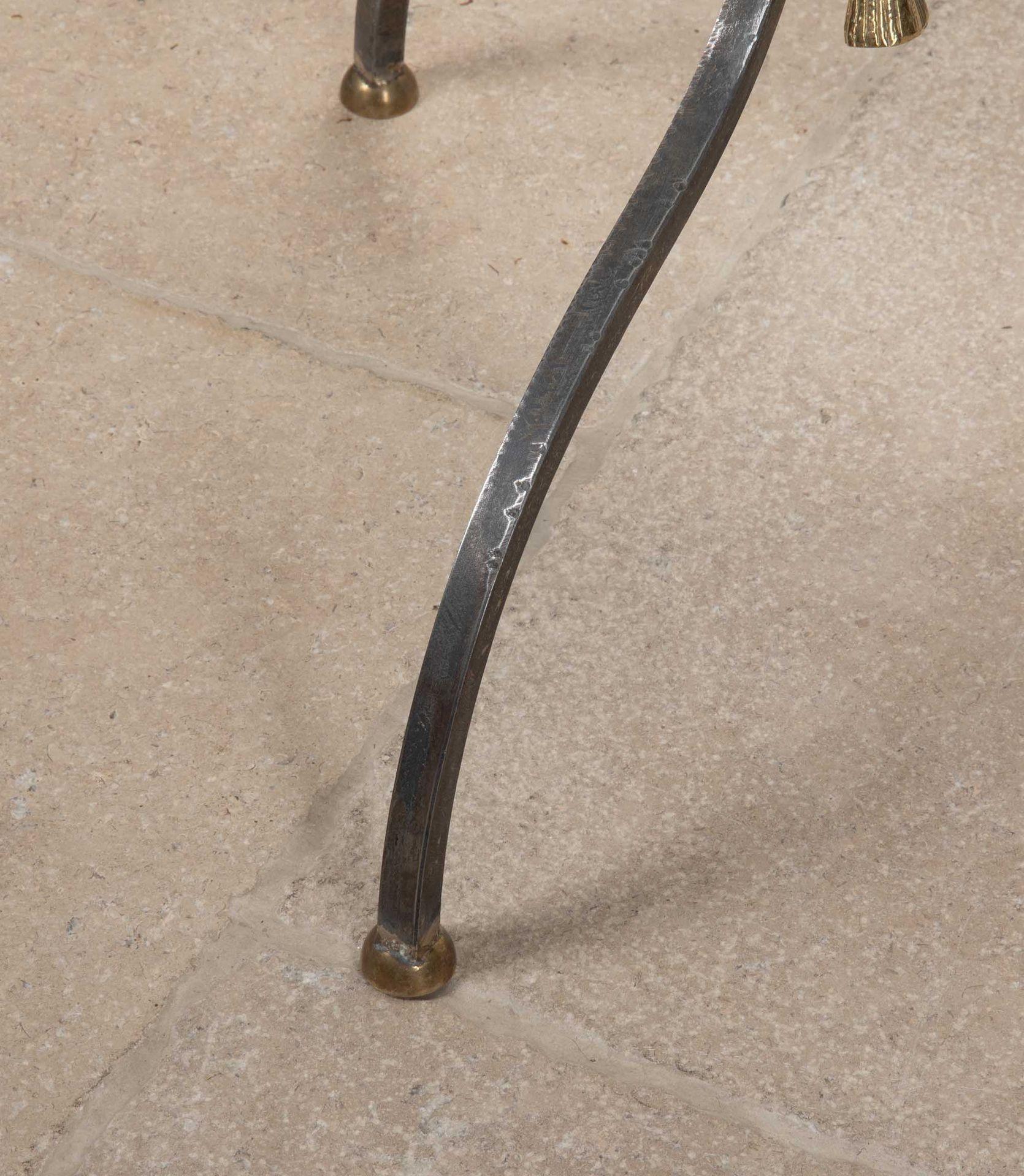 Paire de tables de lampe en bronze et fer des années 1970 avec dessus en verre d'art en vente 7