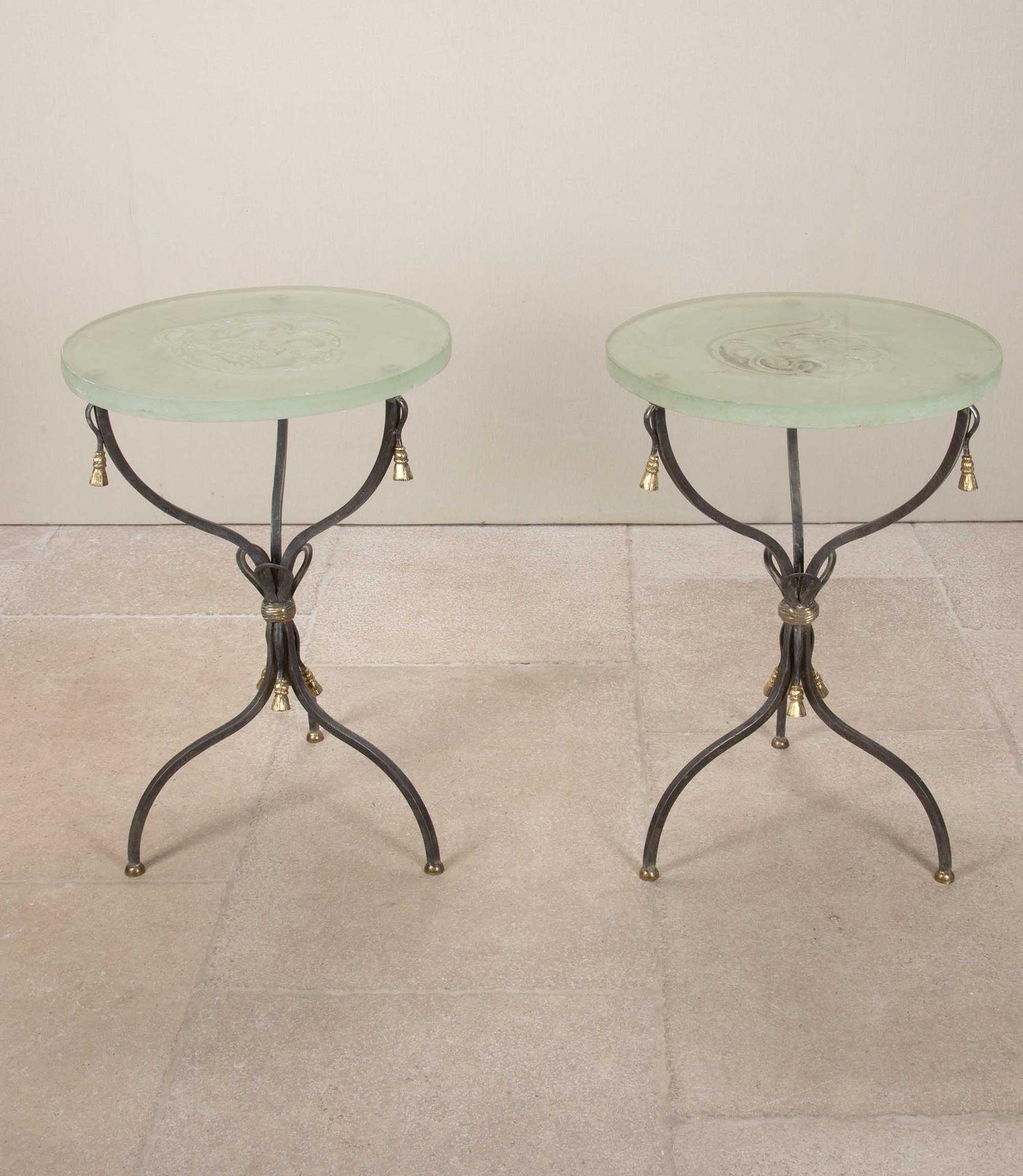 Paire de tables de lampe en fer et bronze de bonne qualité datant des années 1970. Avec un magnifique plateau en verre d'art.