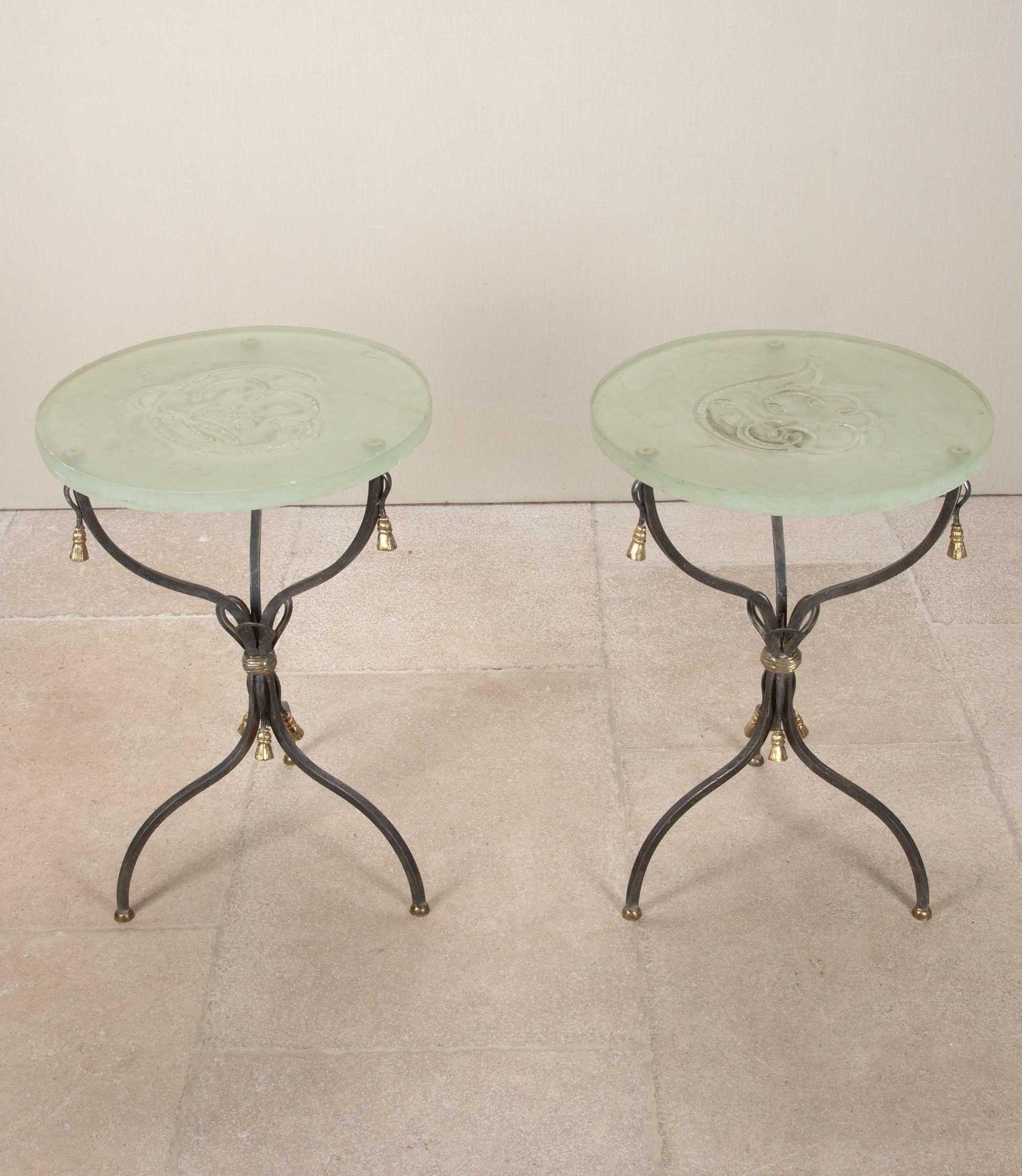 Mid-Century Modern Paire de tables de lampe en bronze et fer des années 1970 avec dessus en verre d'art en vente