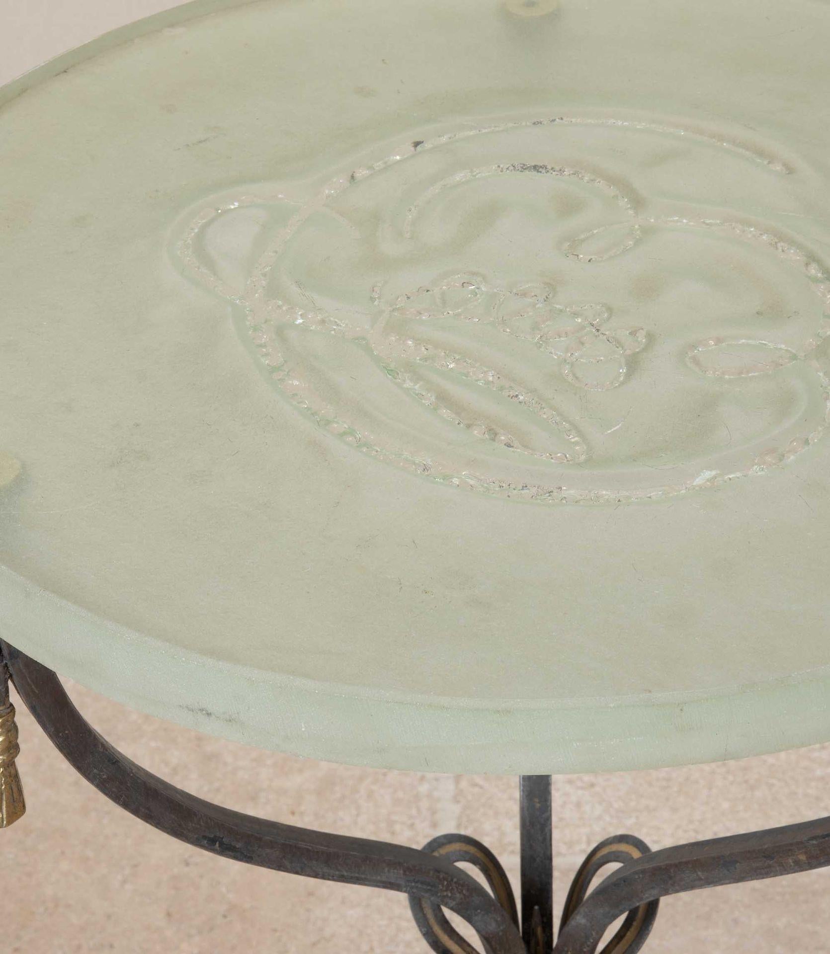 Français Paire de tables de lampe en bronze et fer des années 1970 avec dessus en verre d'art en vente