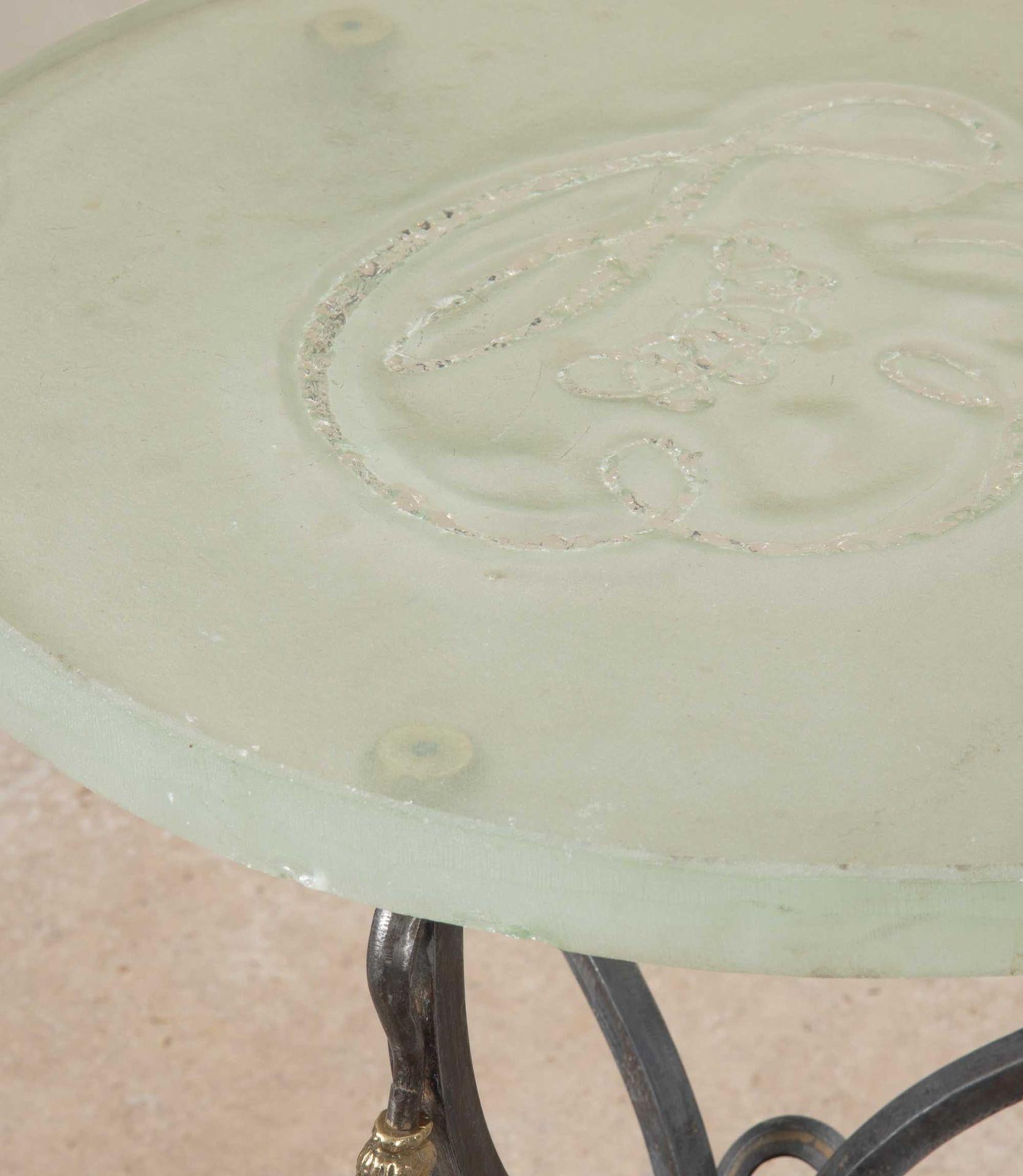 Paire de tables de lampe en bronze et fer des années 1970 avec dessus en verre d'art Bon état - En vente à Gloucestershire, GB