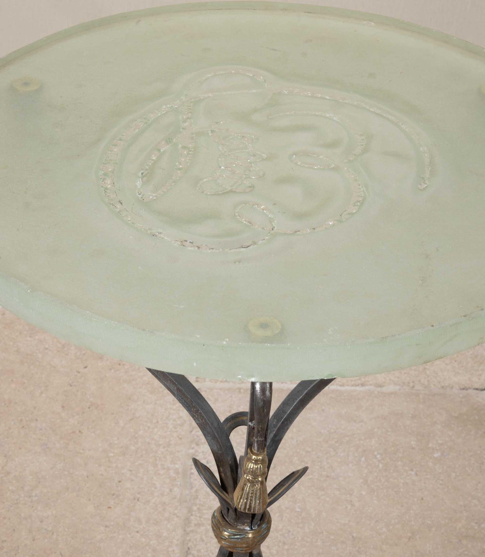 Bronze Paire de tables de lampe en bronze et fer des années 1970 avec dessus en verre d'art en vente