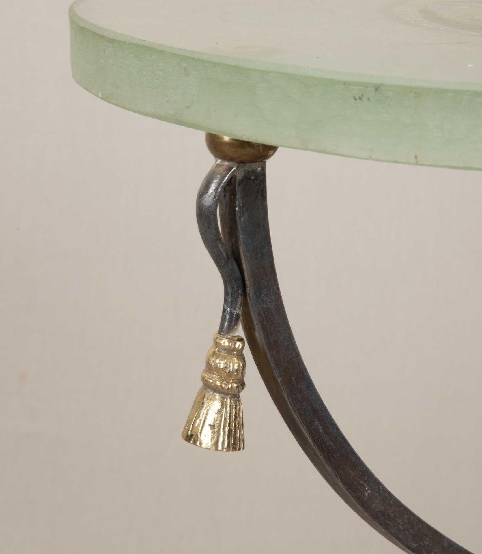 Paire de tables de lampe en bronze et fer des années 1970 avec dessus en verre d'art en vente 1