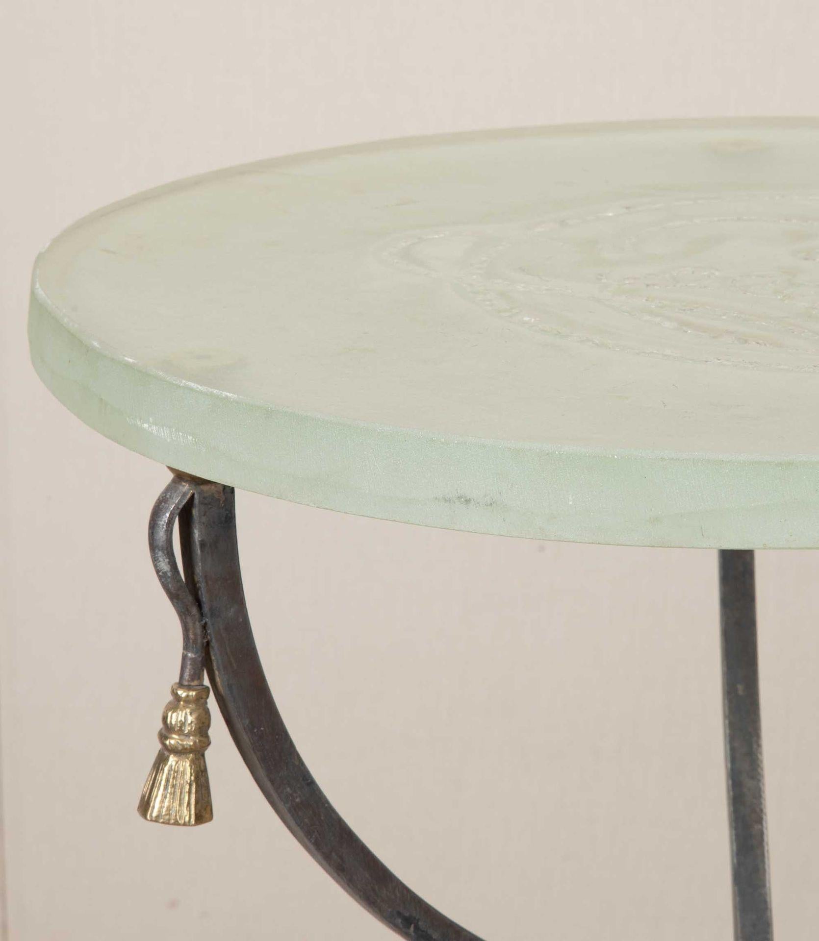 Paire de tables de lampe en bronze et fer des années 1970 avec dessus en verre d'art en vente 2