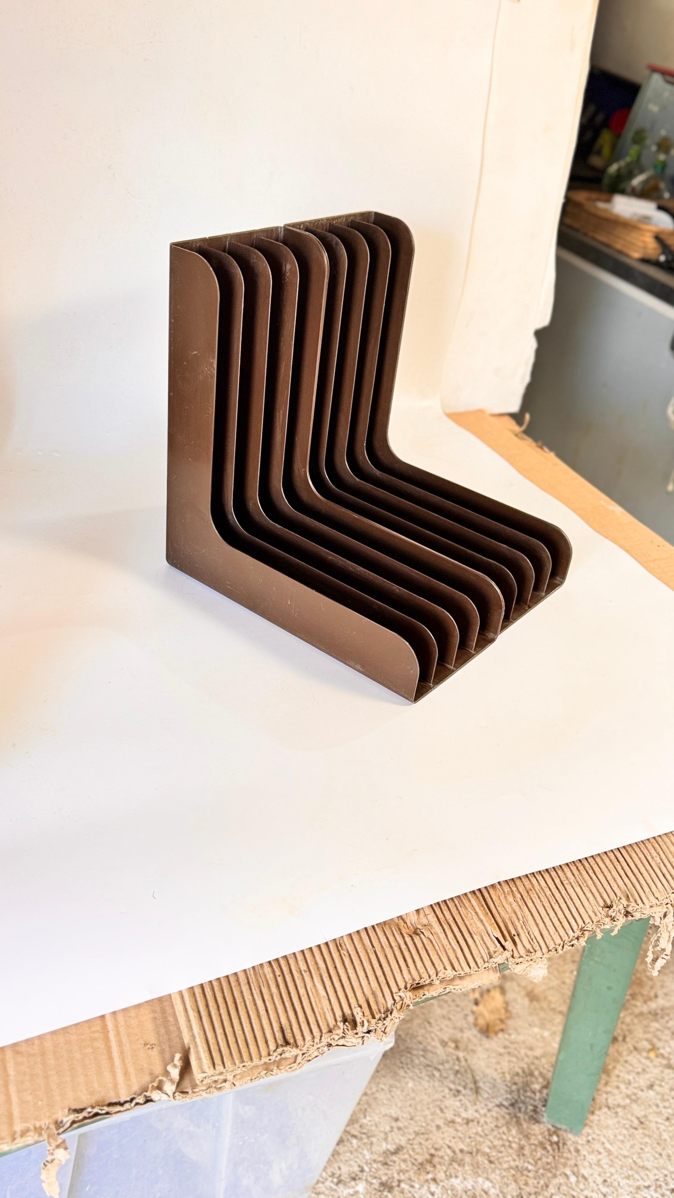 Mid-Century moderno Coppia di mensole in plastica francese degli anni '70, marrone, con design curvo  Olor marrone in vendita