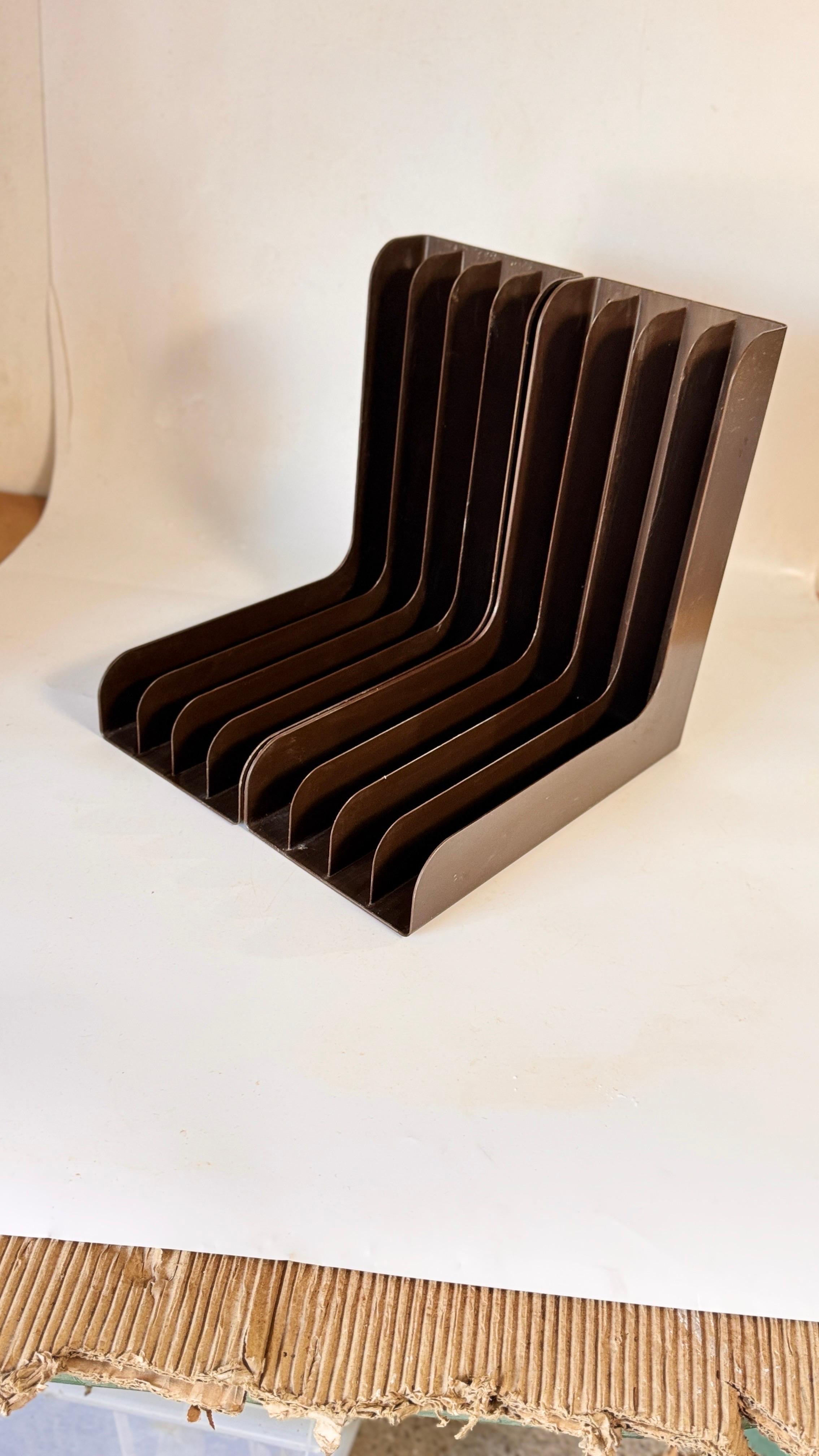 Coppia di mensole in plastica francese degli anni '70, marrone, con design curvo  Olor marrone in vendita 1
