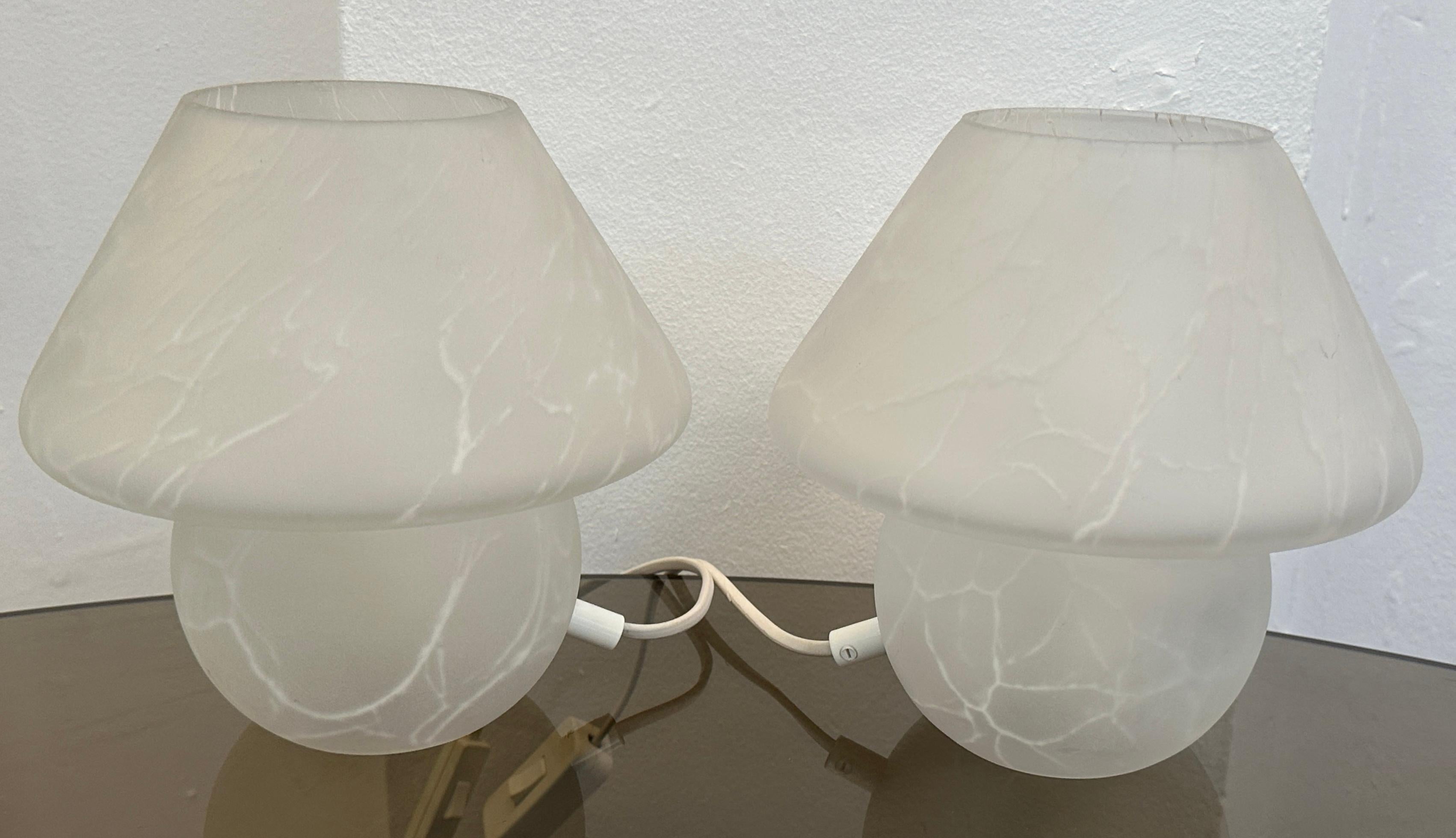 Paire de lampes de bureau champignons allemandes des années 1970 en verre dépoli et craquelé de style Putzler en vente 2