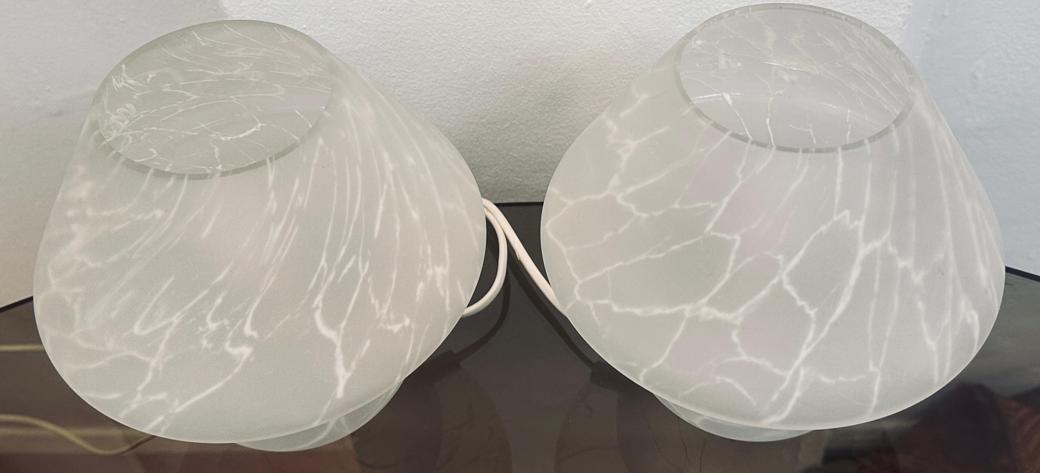 Paire de lampes de bureau champignons allemandes des années 1970 en verre dépoli et craquelé de style Putzler en vente 3