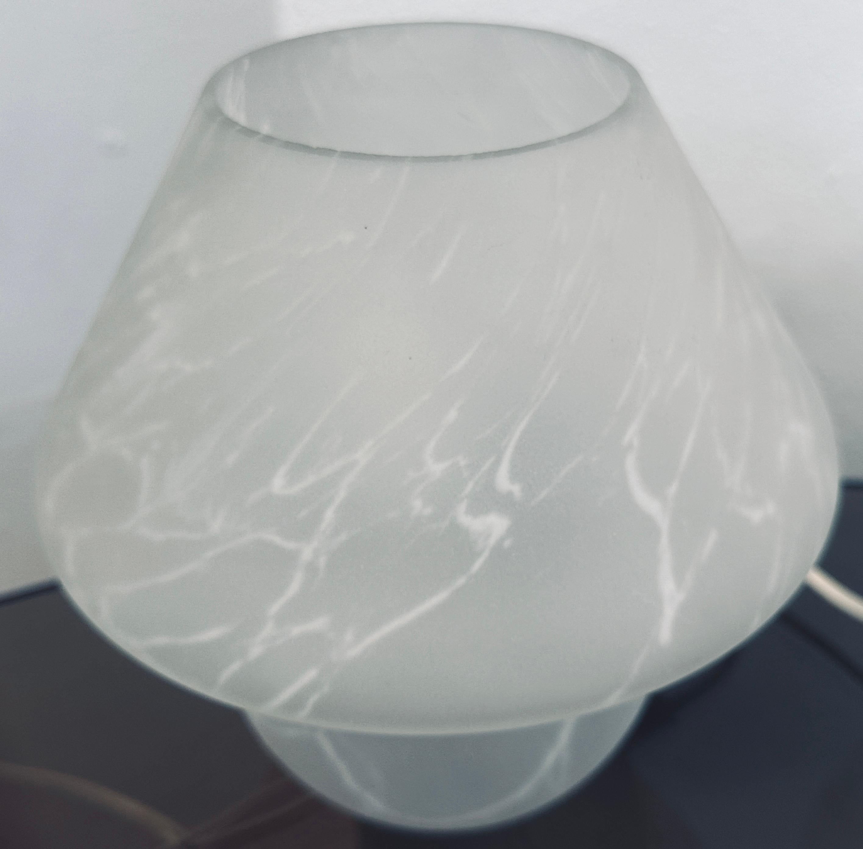 Paire de lampes de bureau champignons allemandes des années 1970 en verre dépoli et craquelé de style Putzler en vente 4