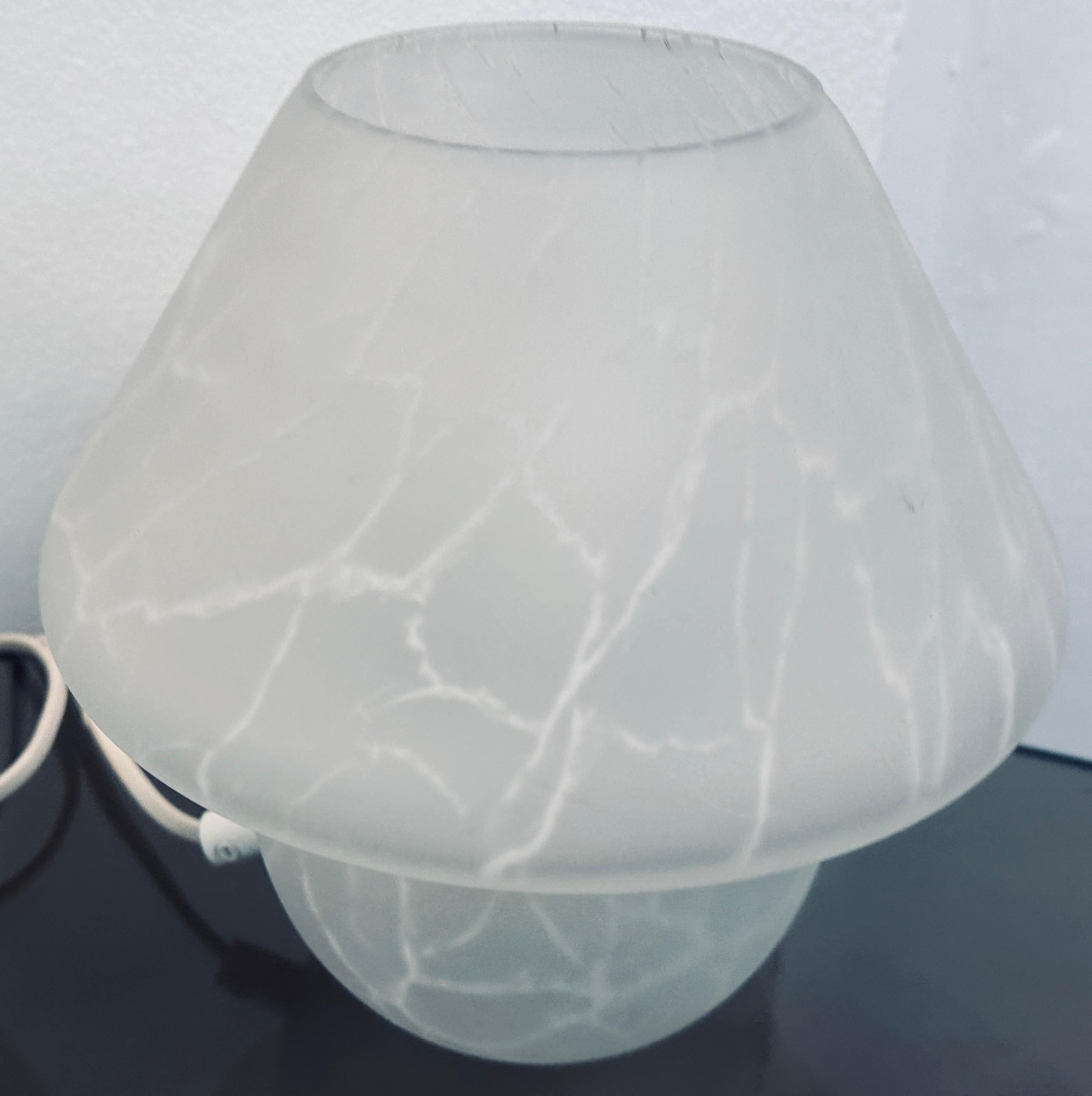 Paire de lampes de bureau champignons allemandes des années 1970 en verre dépoli et craquelé de style Putzler en vente 5