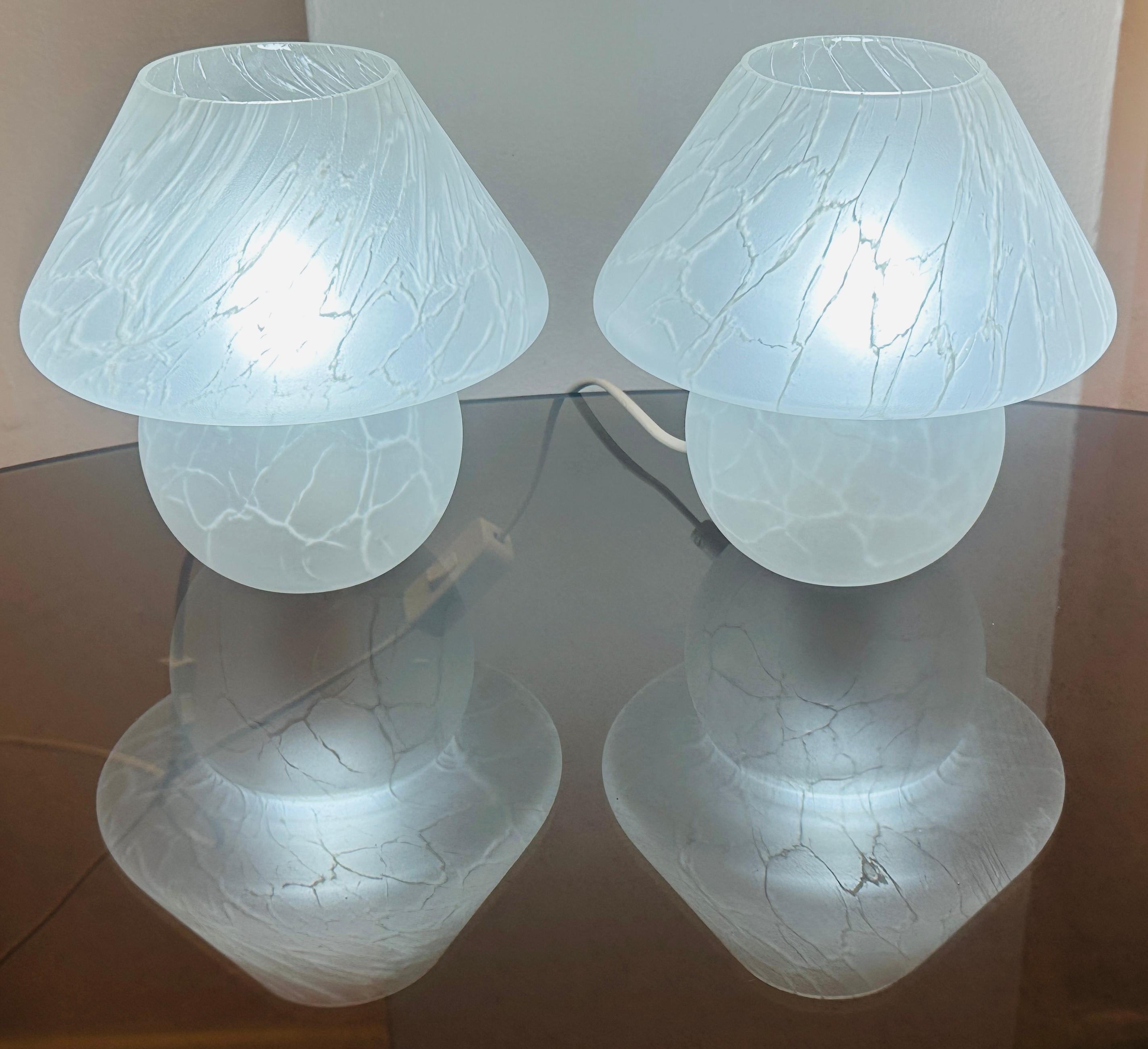 Paire de petites lampes de table vintage en verre dépoli blanc mat. Le Label du fabricant n'est pas présent sur les deux lampes, mais leur design est similaire à celui des lampes Hustadt Leuchten, Glashütte Limburg ou Peill & Putzler, tous des