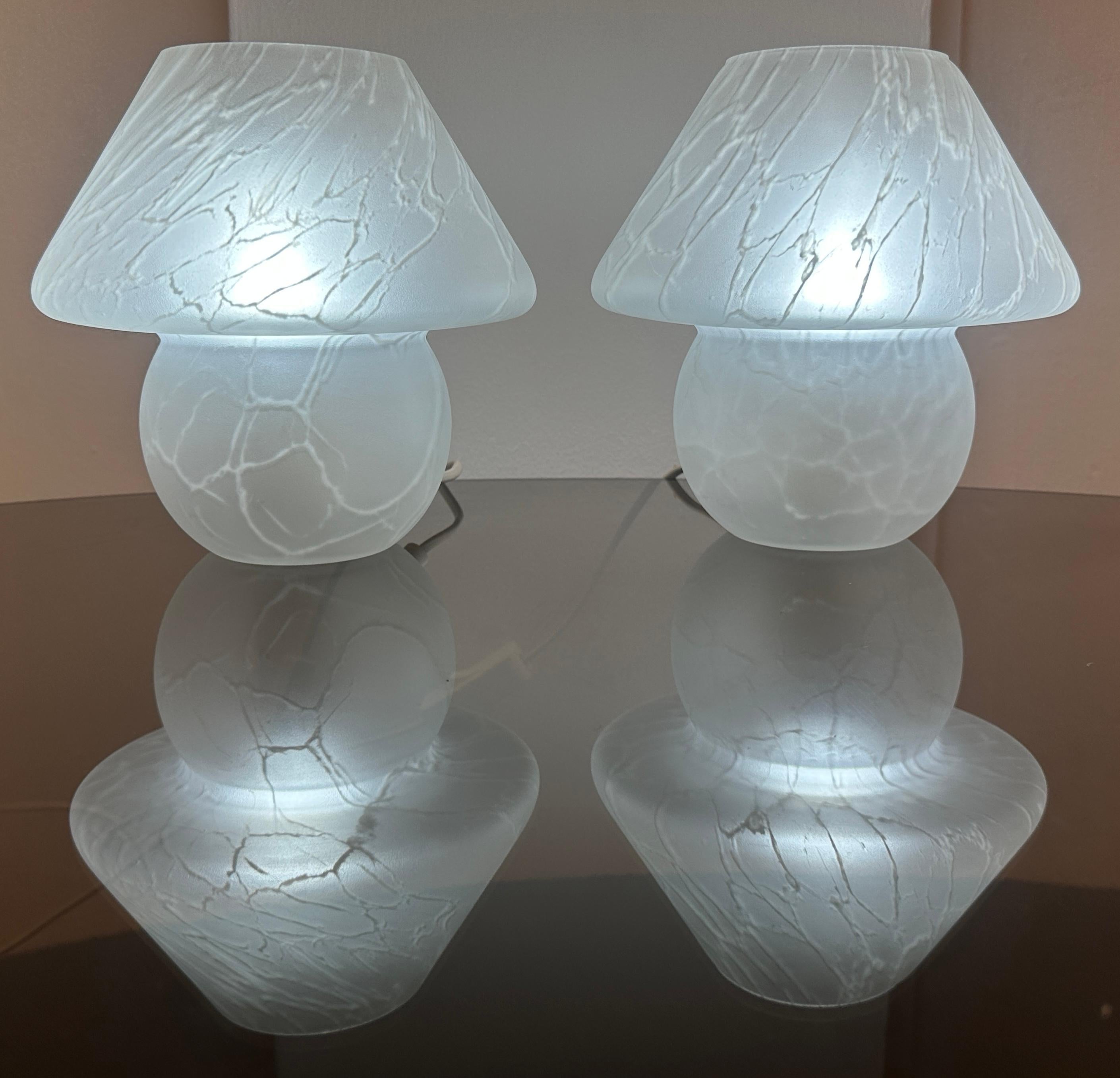 Mid-Century Modern Paire de lampes de bureau champignons allemandes des années 1970 en verre dépoli et craquelé de style Putzler en vente