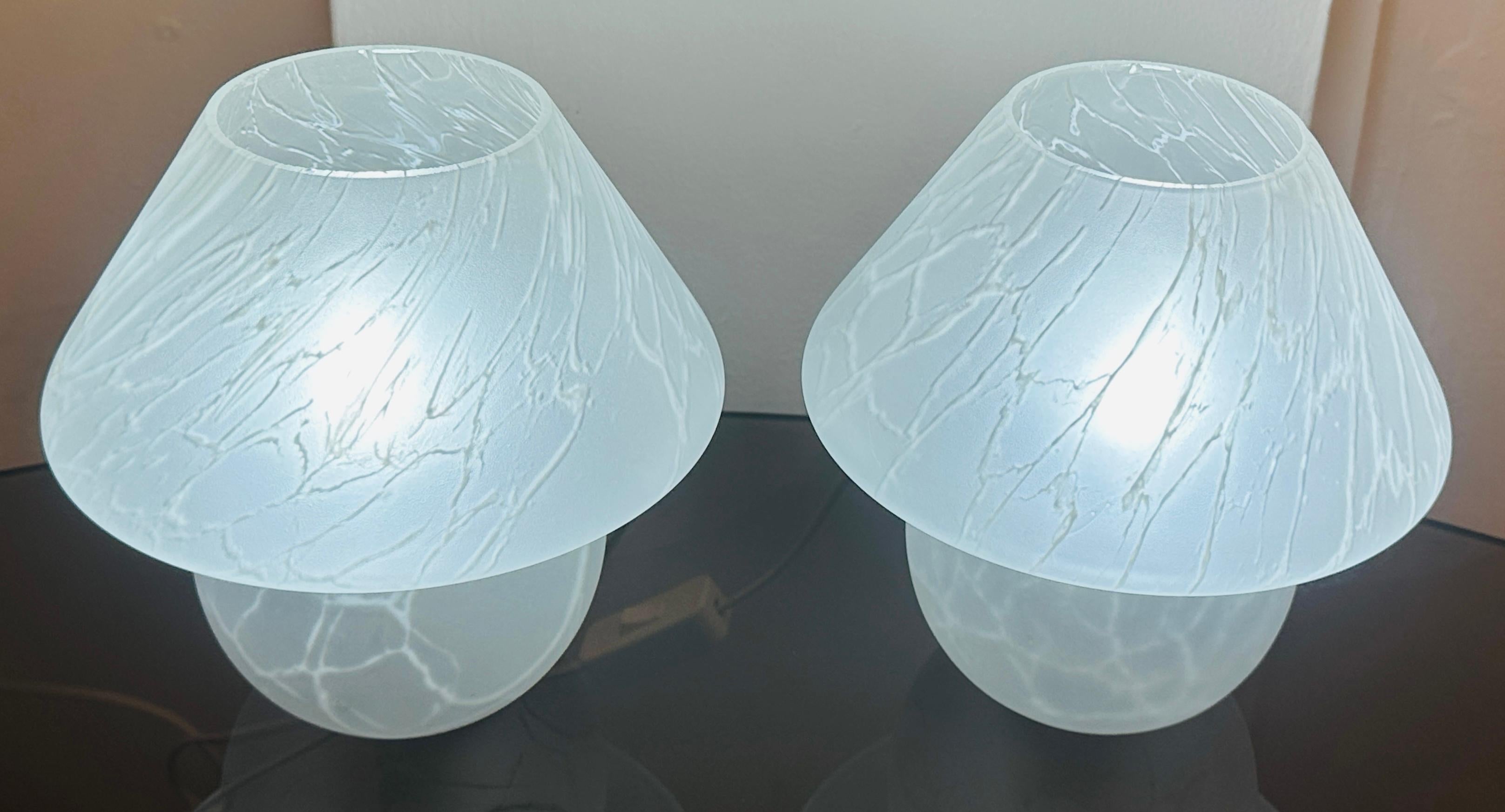 Allemand Paire de lampes de bureau champignons allemandes des années 1970 en verre dépoli et craquelé de style Putzler en vente