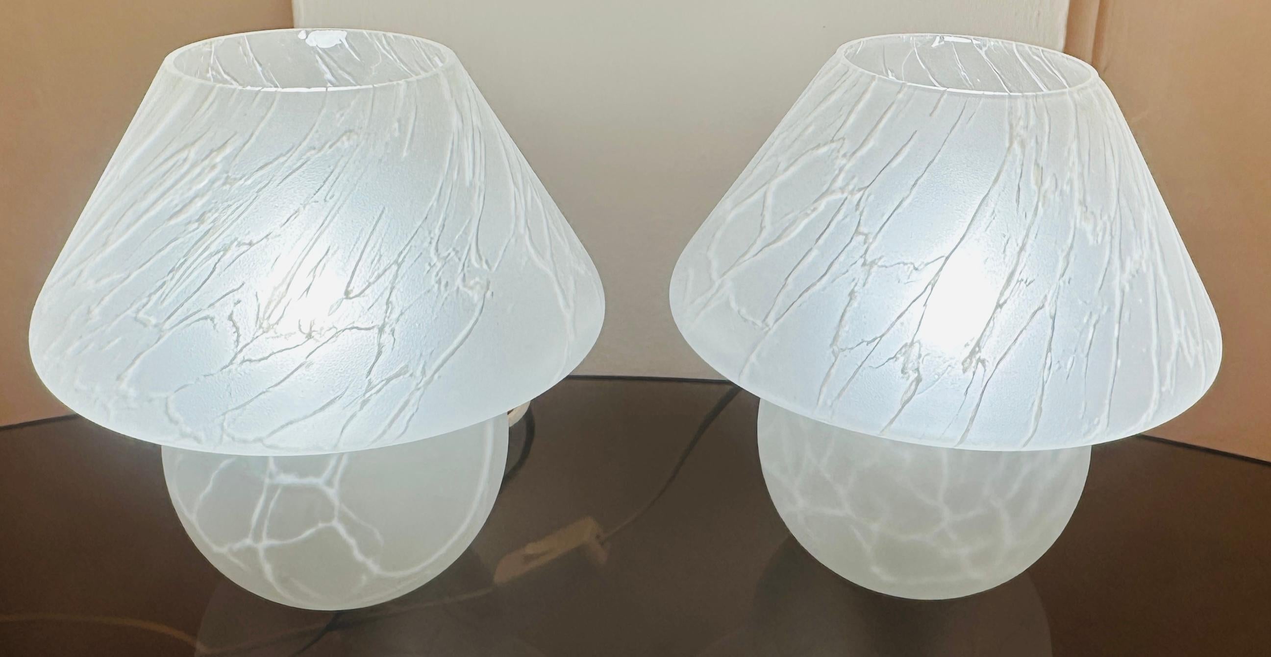 Dépoli Paire de lampes de bureau champignons allemandes des années 1970 en verre dépoli et craquelé de style Putzler en vente