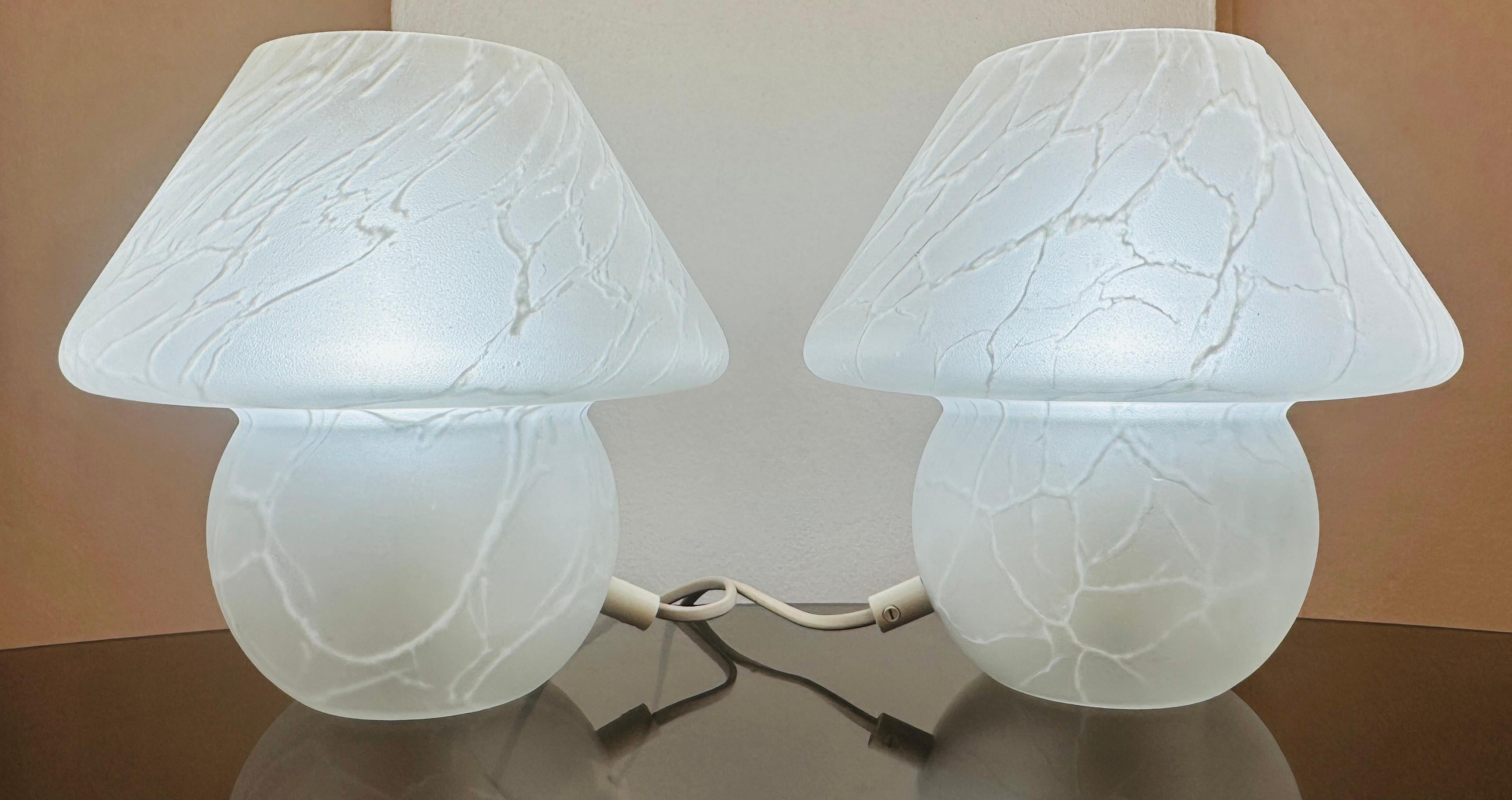 20ième siècle Paire de lampes de bureau champignons allemandes des années 1970 en verre dépoli et craquelé de style Putzler en vente