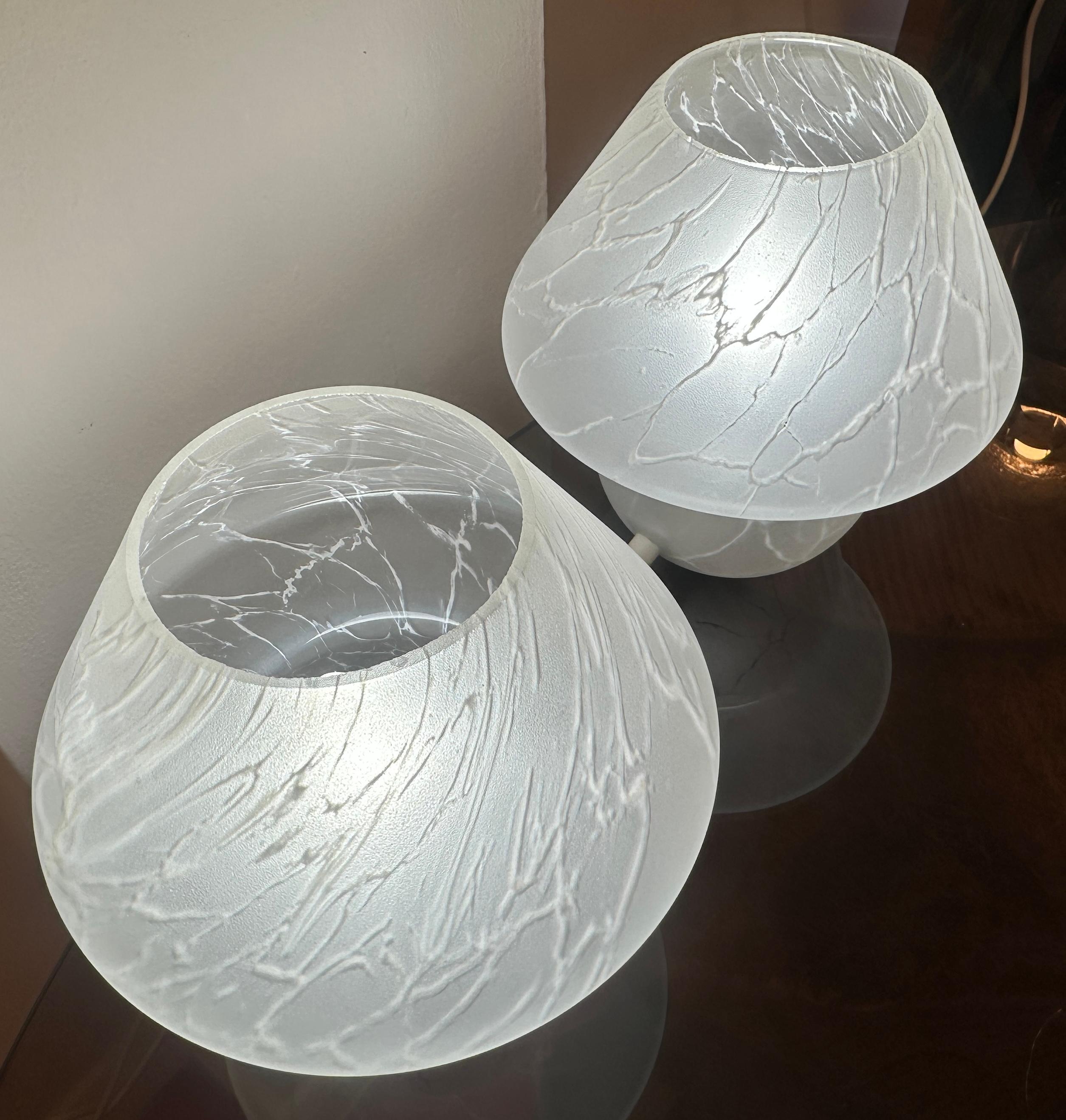 Verre Paire de lampes de bureau champignons allemandes des années 1970 en verre dépoli et craquelé de style Putzler en vente