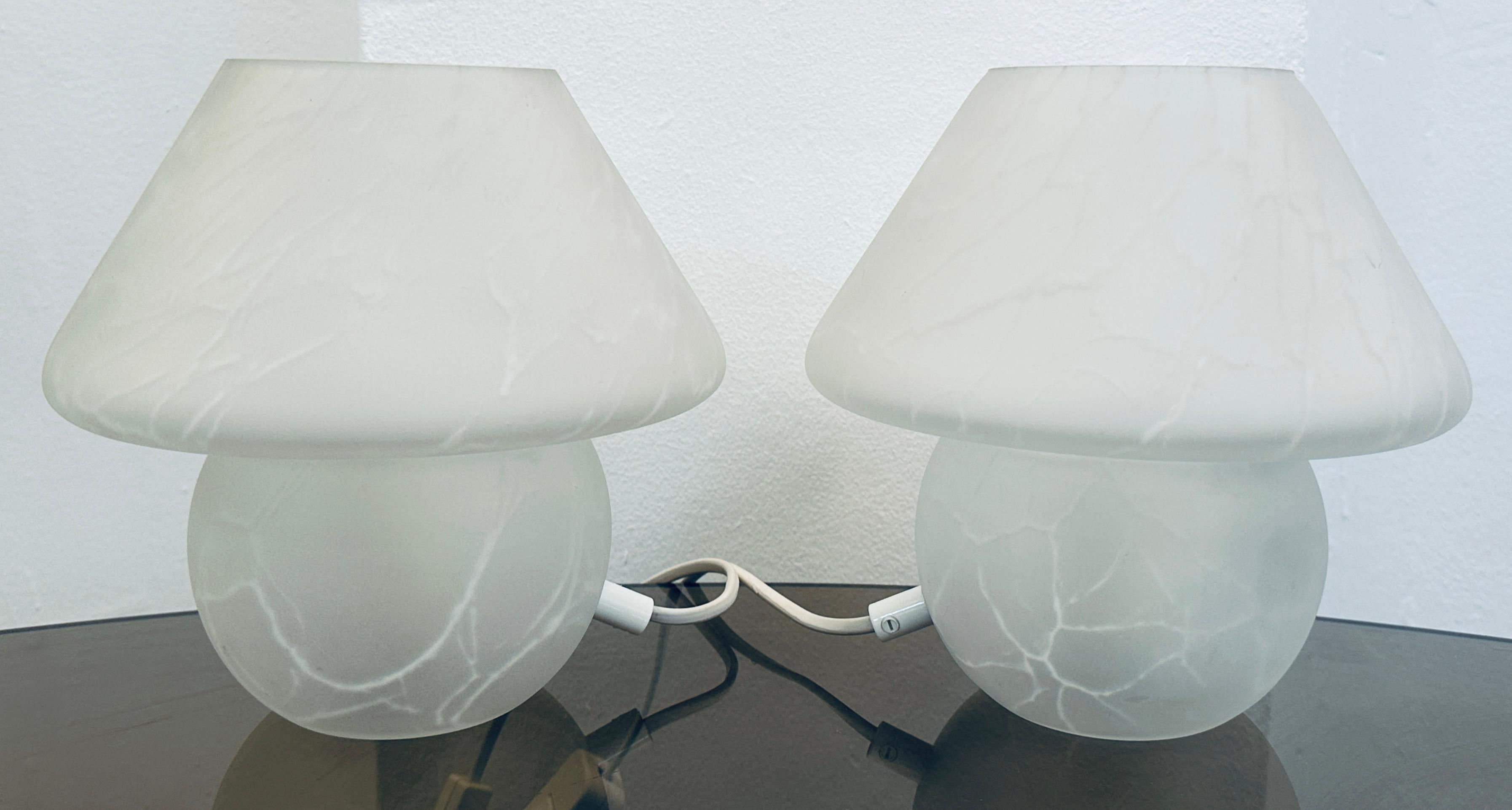 Paire de lampes de bureau champignons allemandes des années 1970 en verre dépoli et craquelé de style Putzler en vente 1
