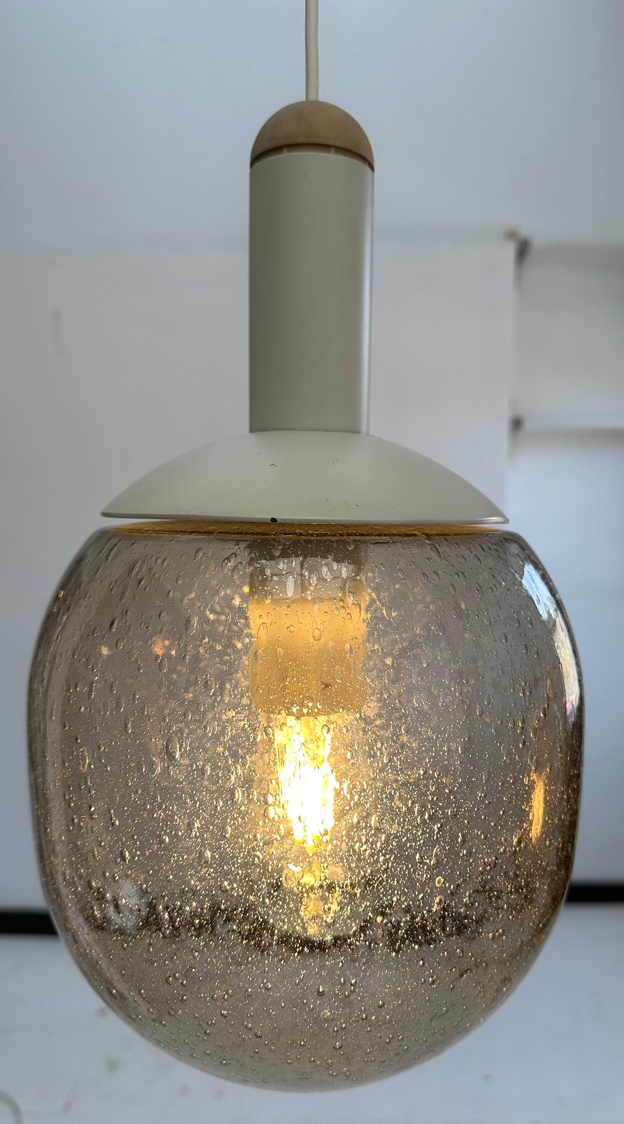 Paar deutsche Glashütte Limberg 1970er Jahre Bubbled Smoked Glass Pendel Lights im Angebot 4