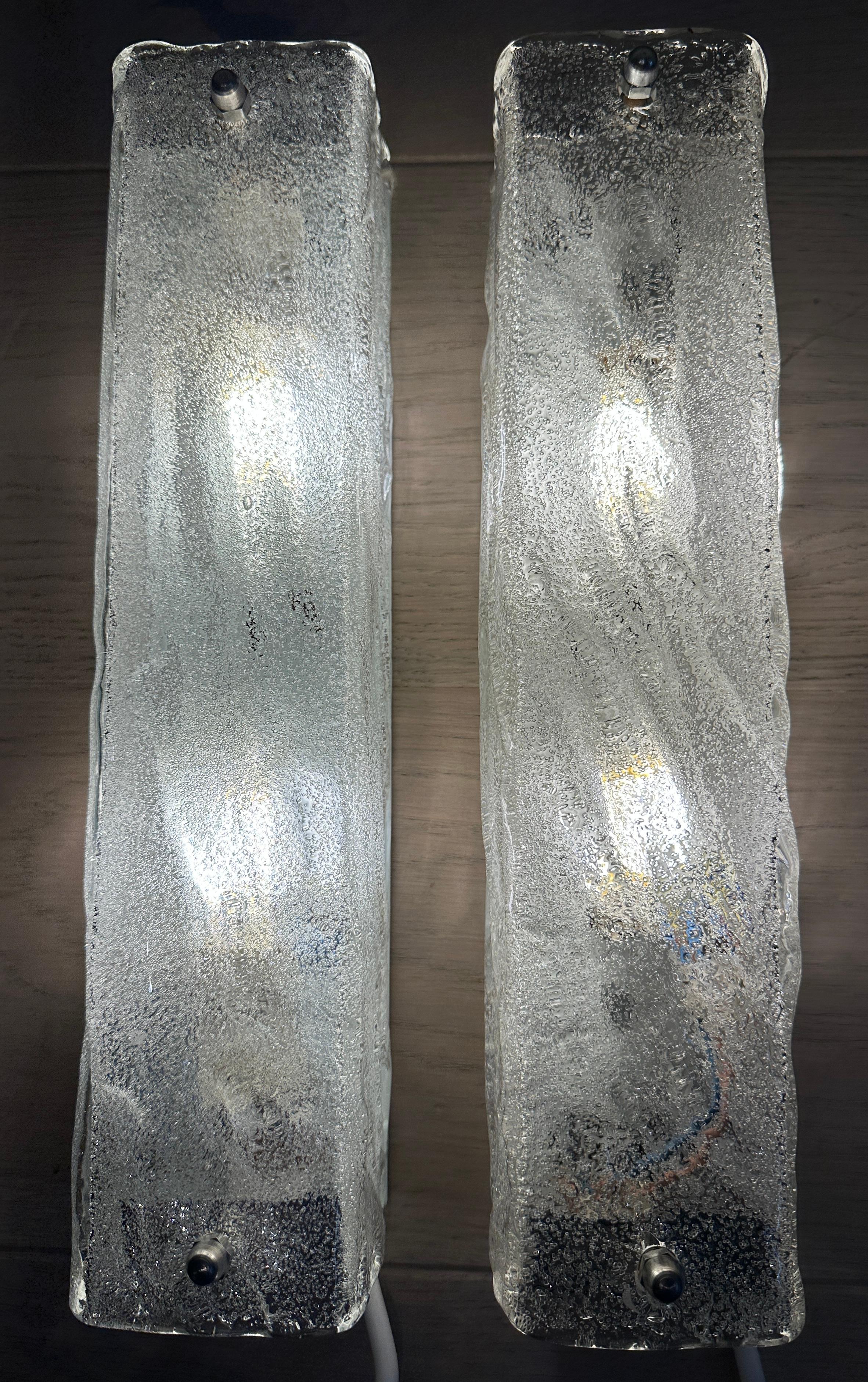 Pareja de apliques alemanes de cristal esmerilado Kaiser Leuchten de los años 70 Moderno de mediados de siglo en venta