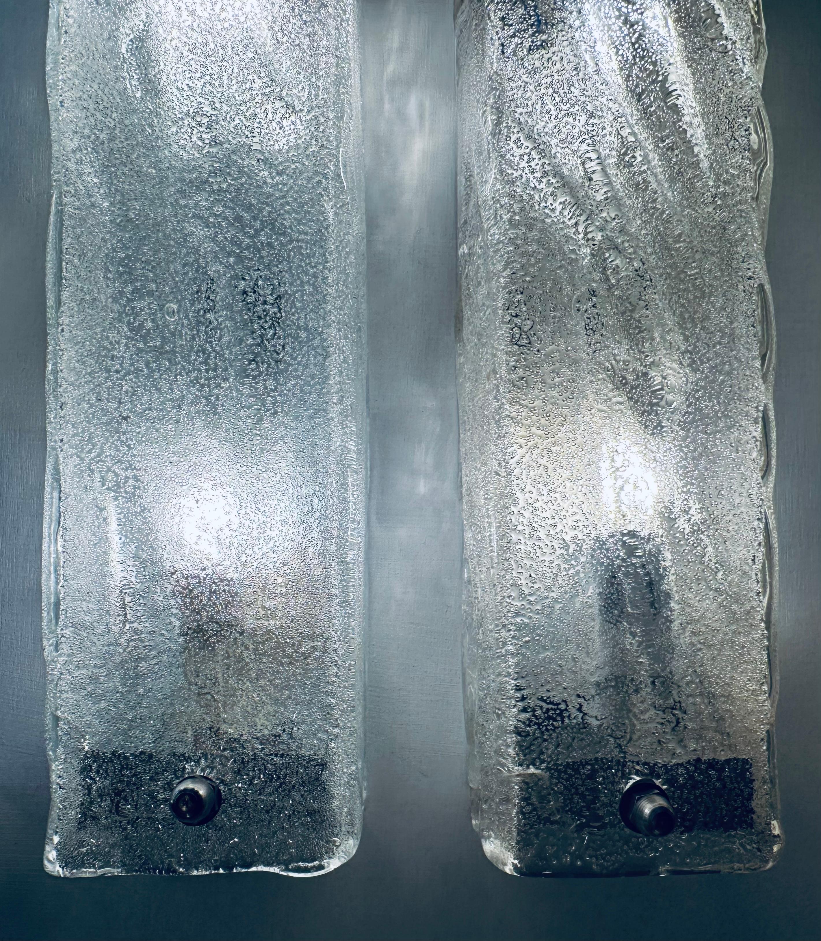 Metallo Coppia di lampade da parete tedesche Kaiser Leuchten in vetro smerigliato e ghiacciato degli anni '70 in vendita