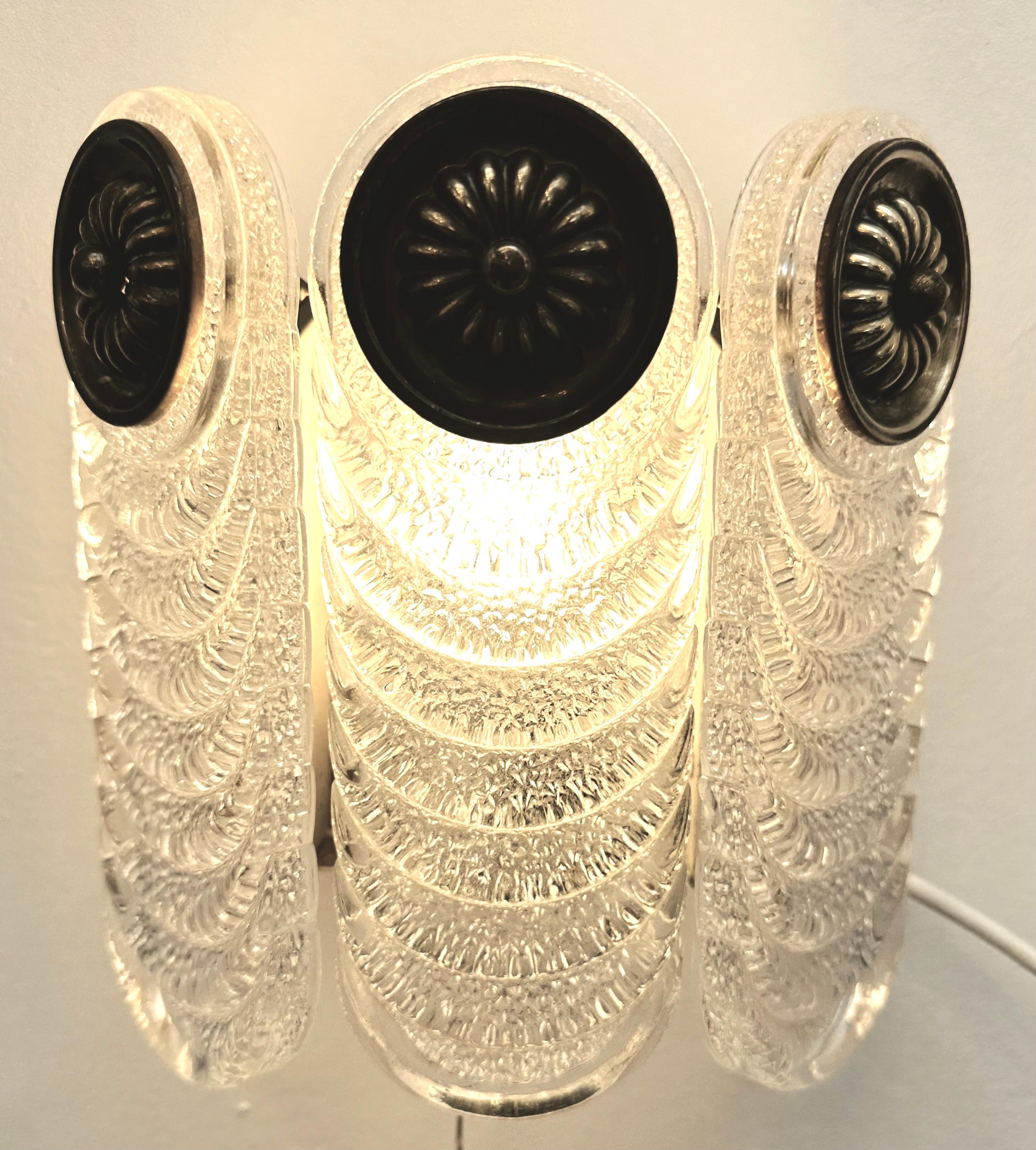 Mid-Century moderno Coppia di applique o lampade da parete in vetro di Murano e ottone Kaiser Leuchten degli anni '70 in vendita