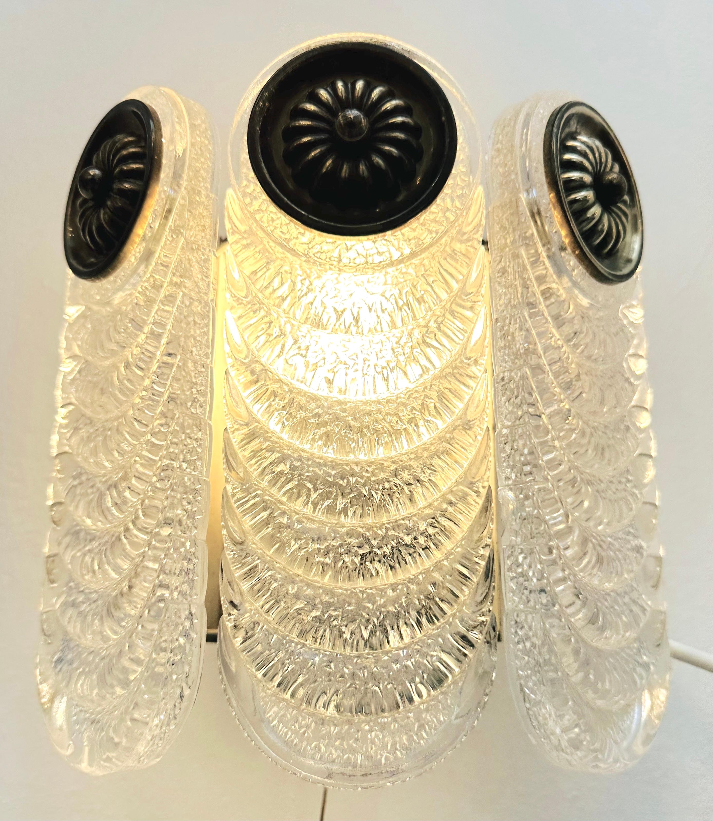 Tedesco Coppia di applique o lampade da parete in vetro di Murano e ottone Kaiser Leuchten degli anni '70 in vendita