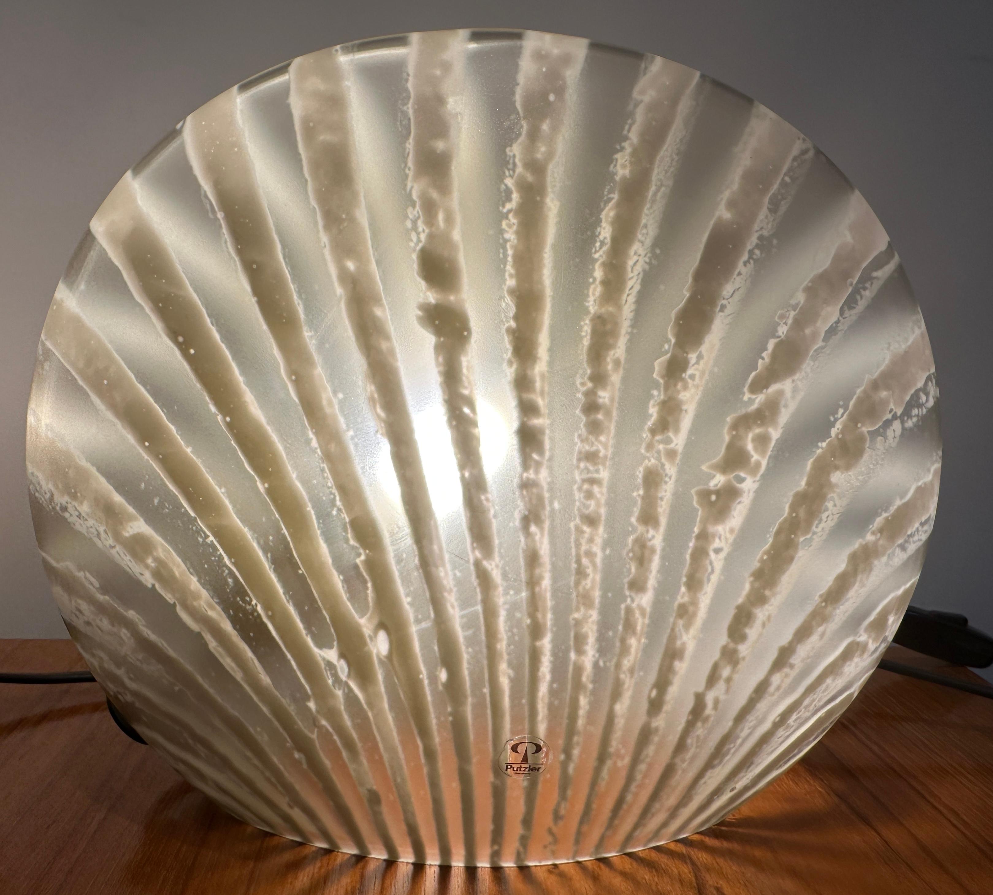 Paire de lampes de table en verre teinté or 