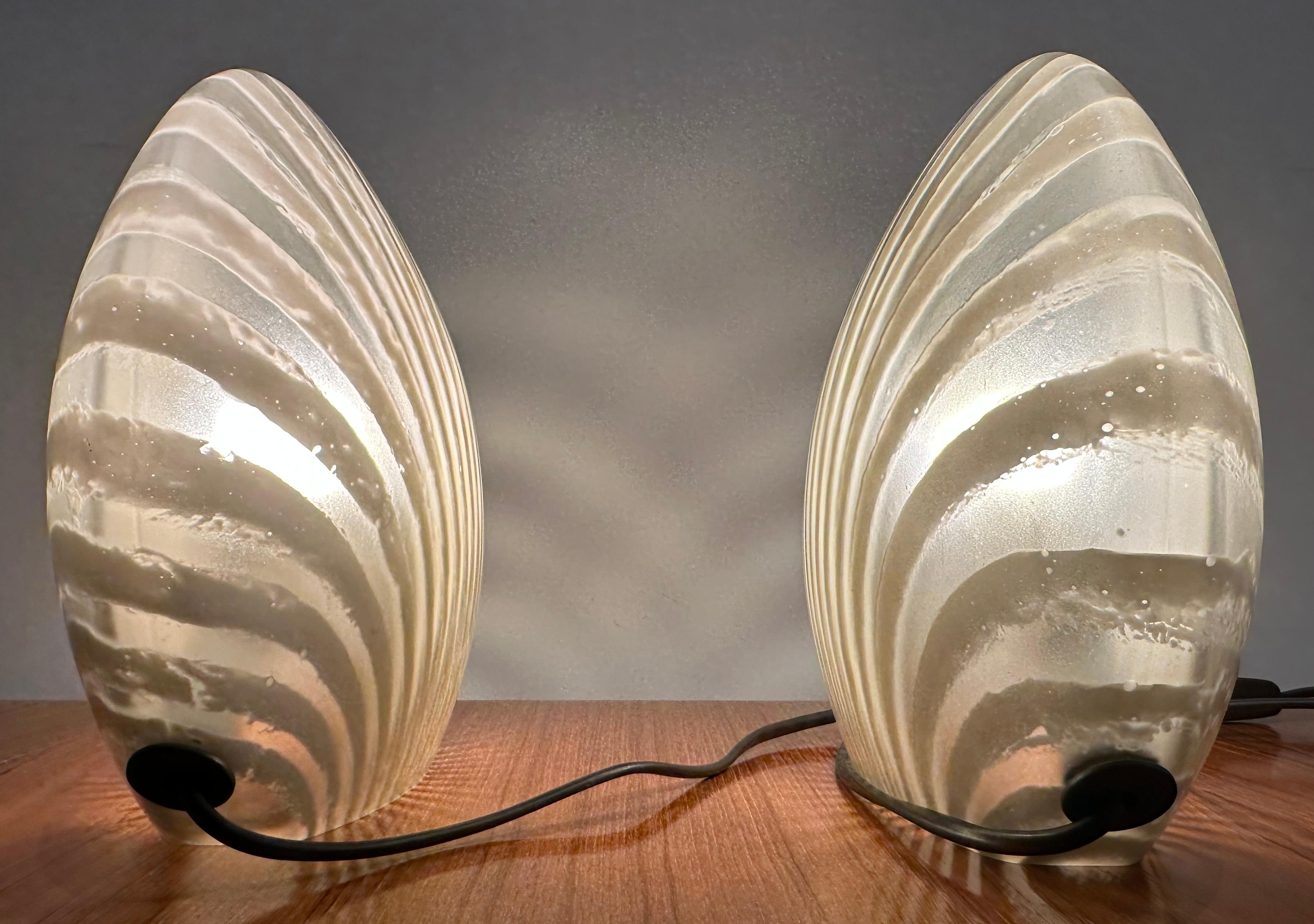 Paire de lampes de table en verre teinté or 