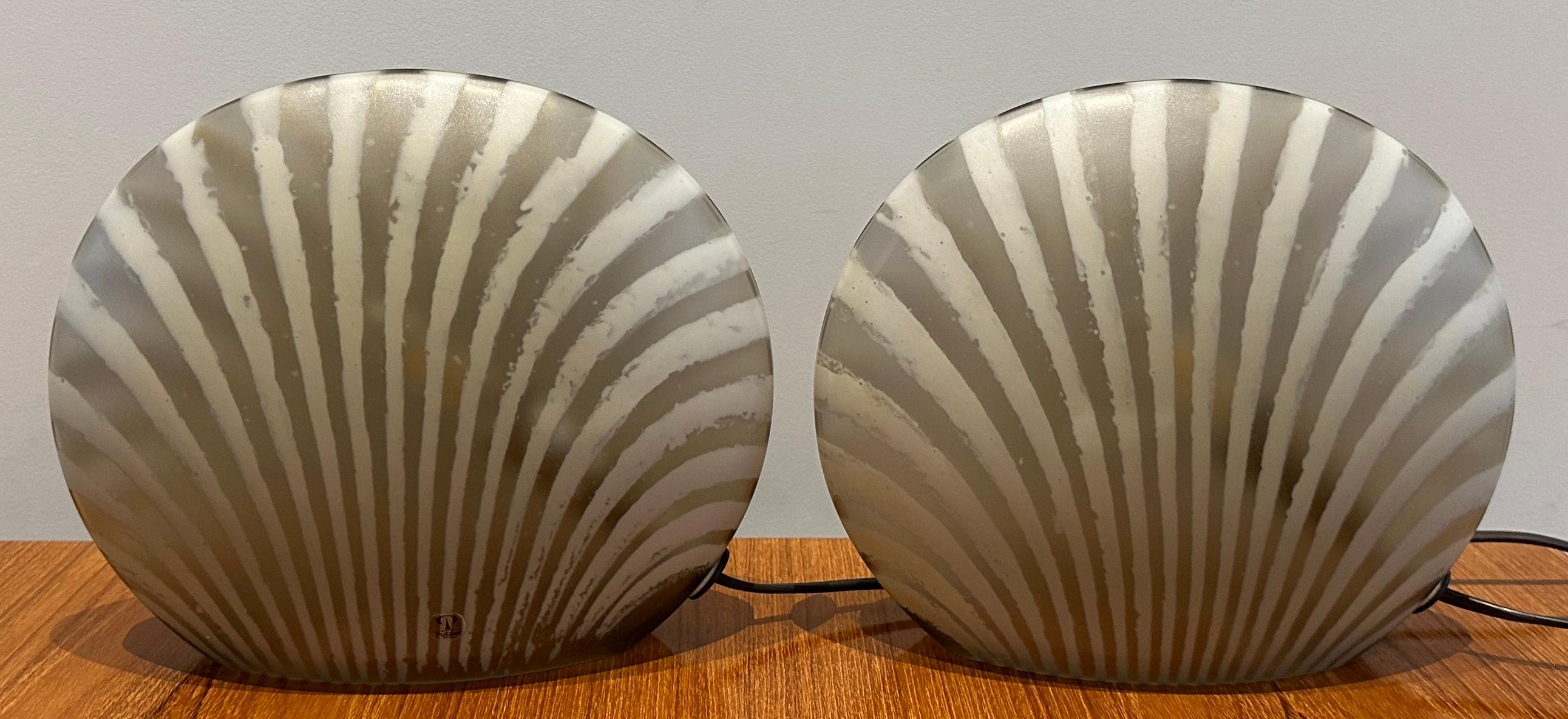 Paire de lampes de table en verre teinté or 