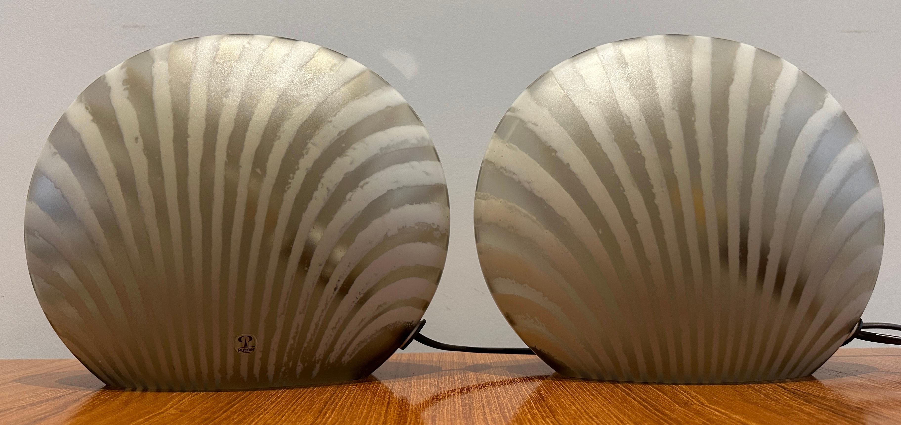 Paire de lampes de table en verre teinté or 