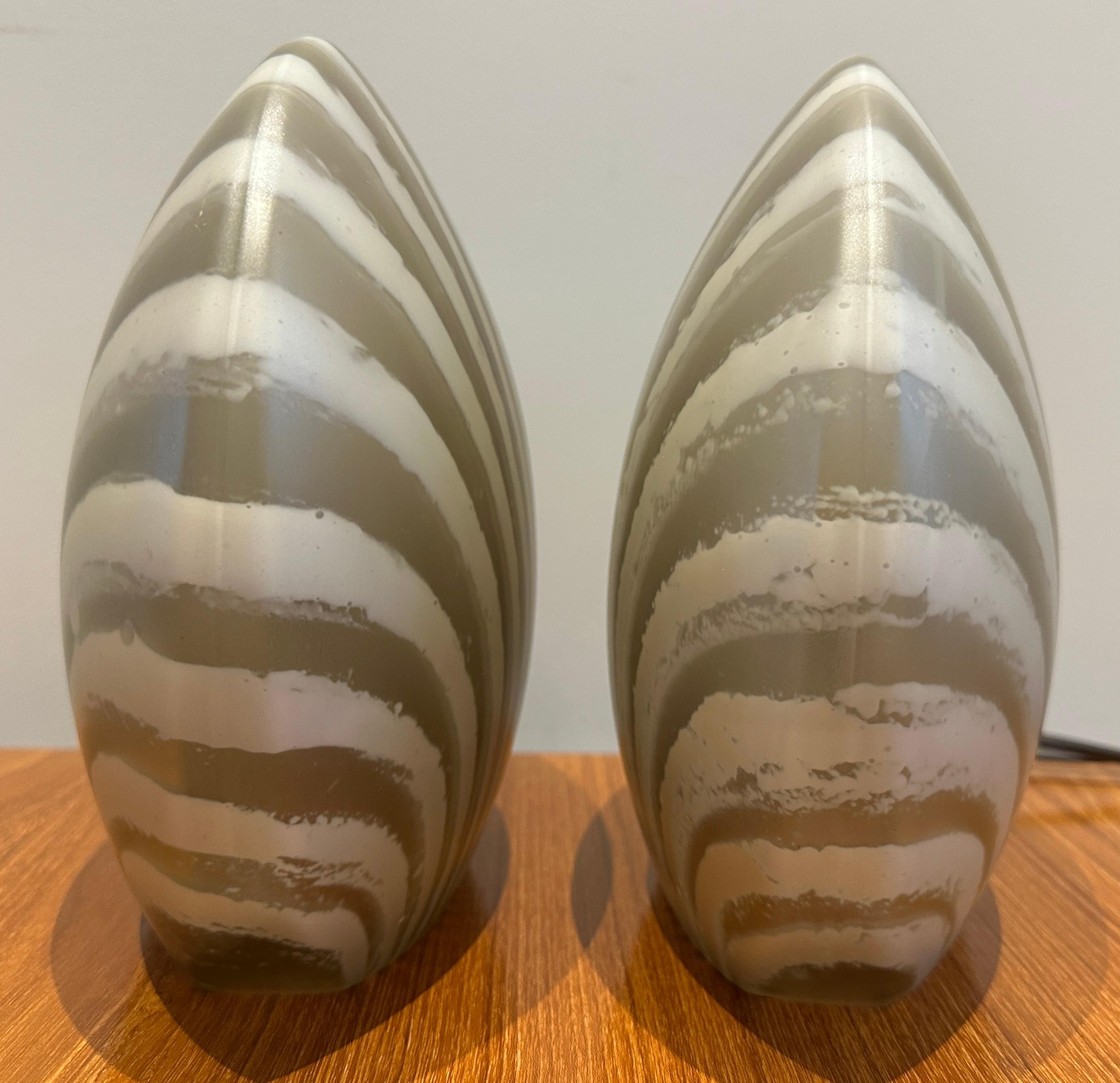 Paire de lampes de table en verre teinté or 