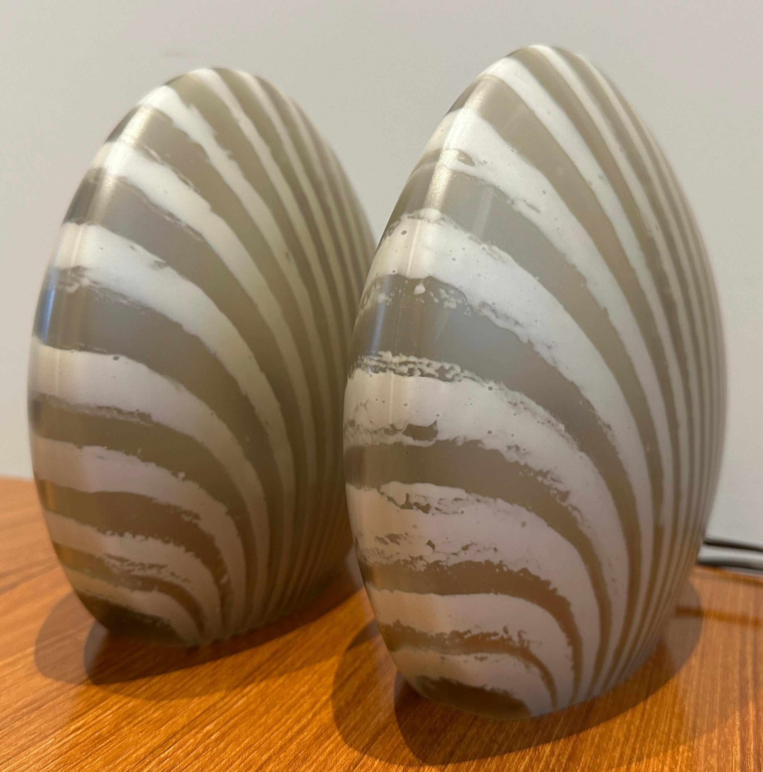 Paire de lampes de table en verre teinté or 