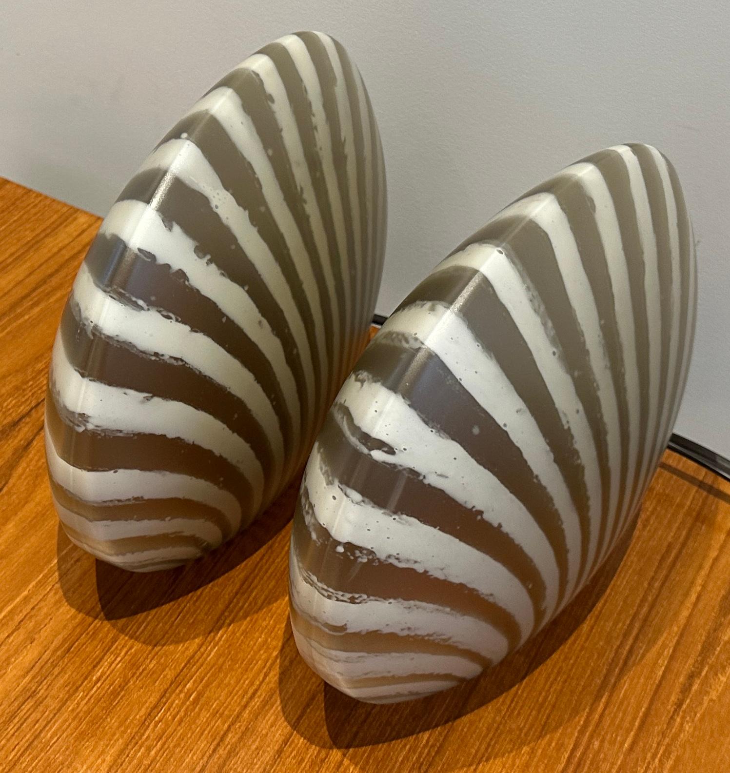 Paire de lampes de table en verre teinté or 