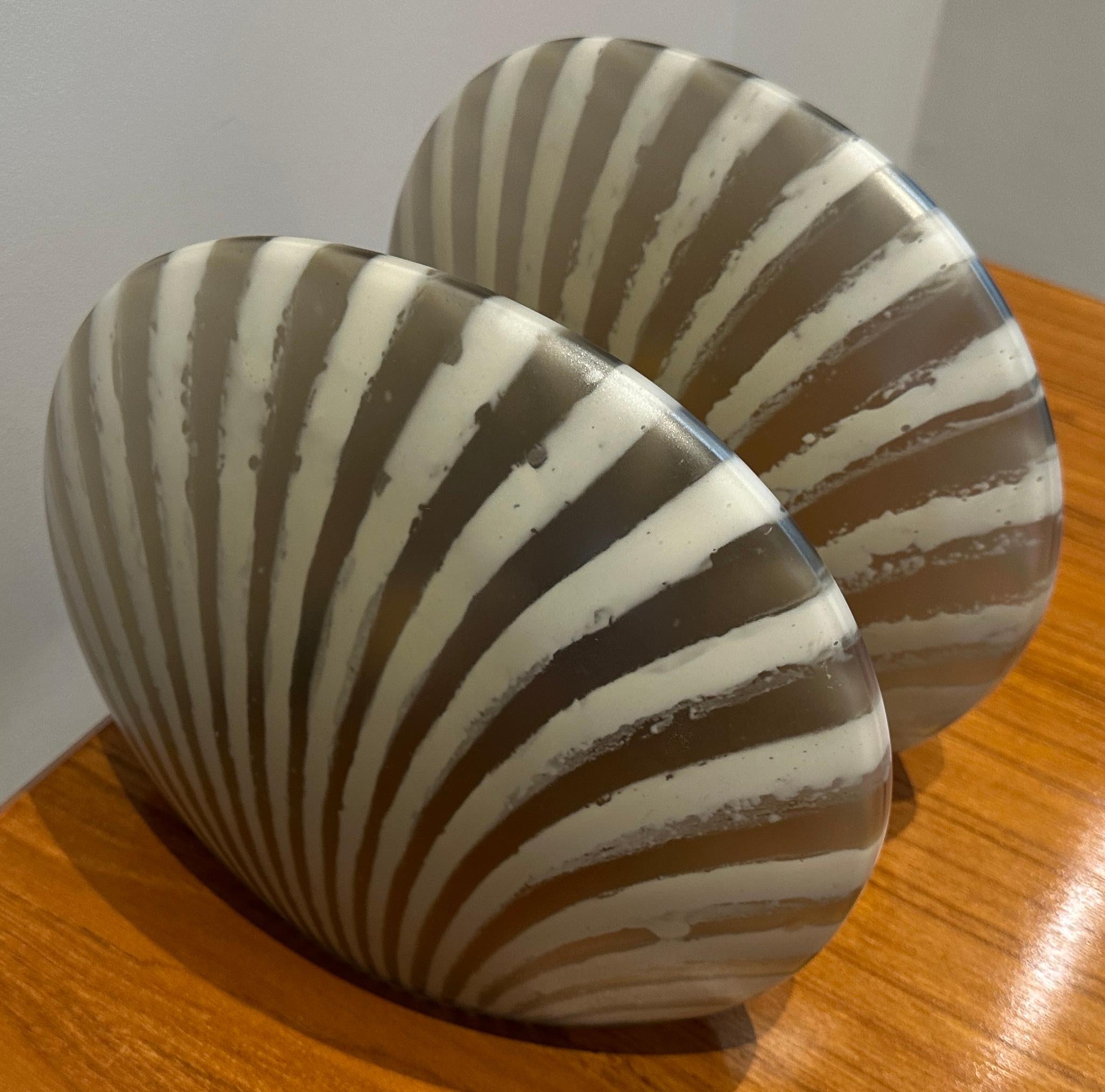 Paire de lampes de table en verre teinté or 