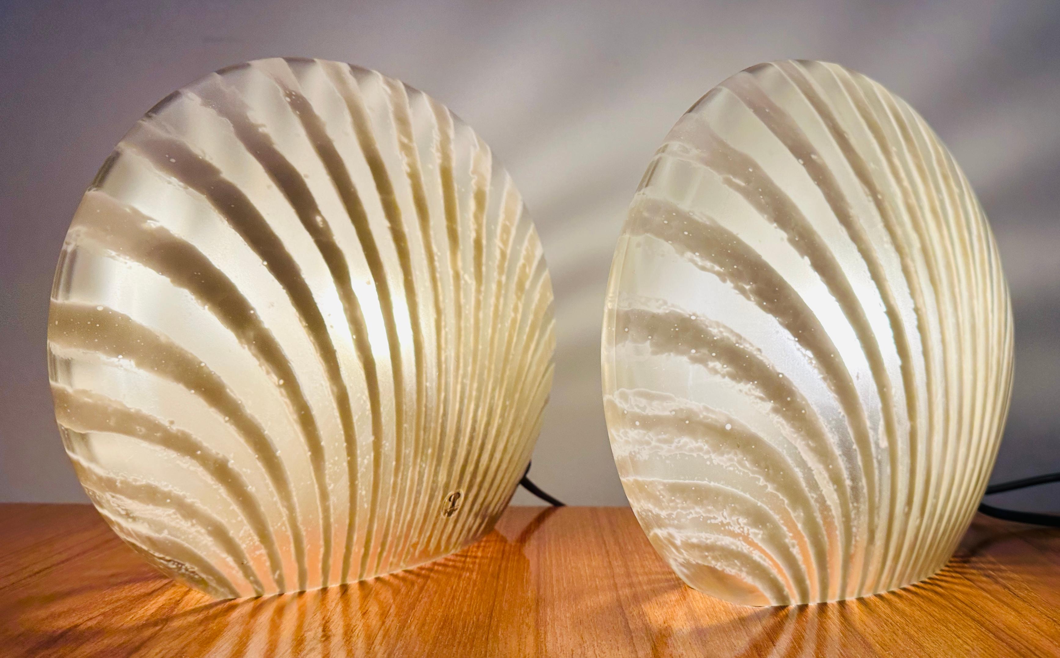 Allemand Paire de lampes de table en verre teinté or 