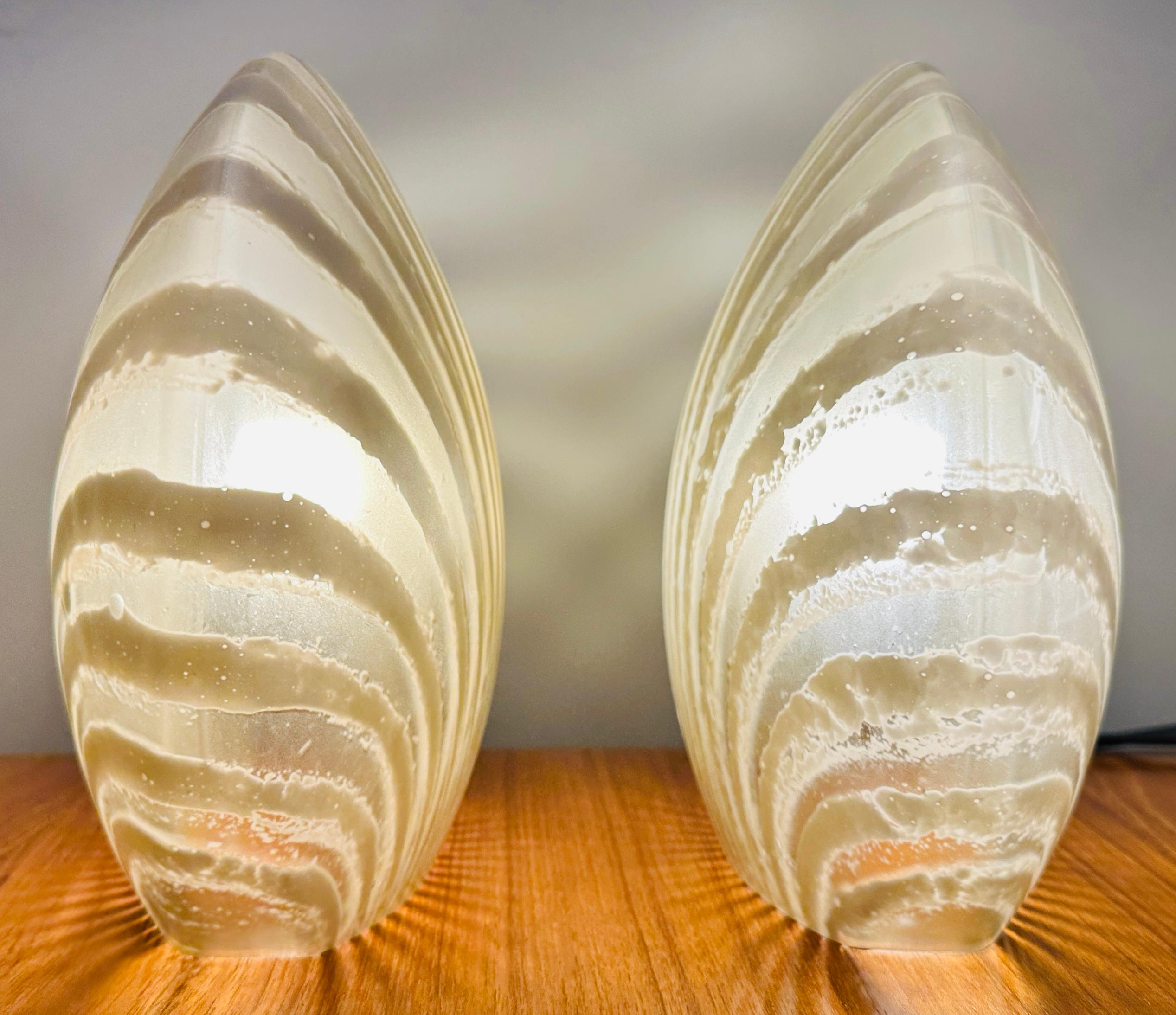 Paire de lampes de table en verre teinté or 