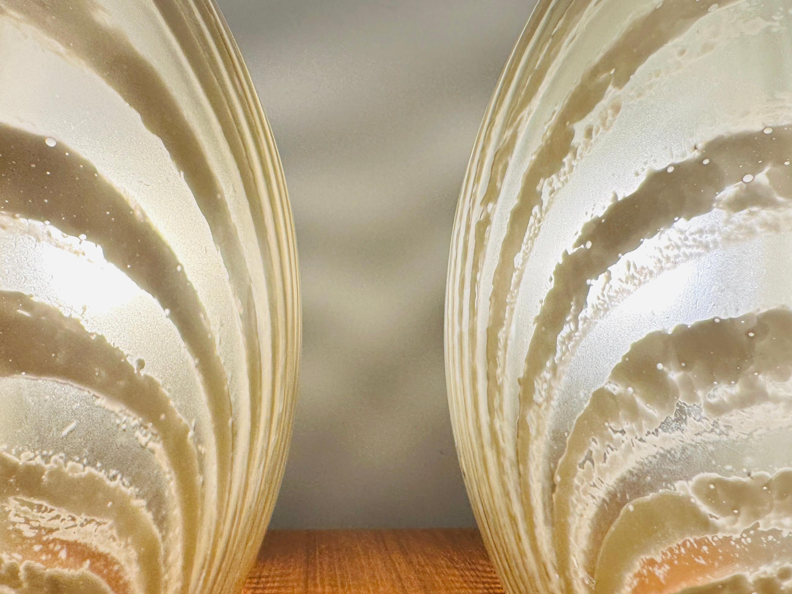 20ième siècle Paire de lampes de table en verre teinté or 