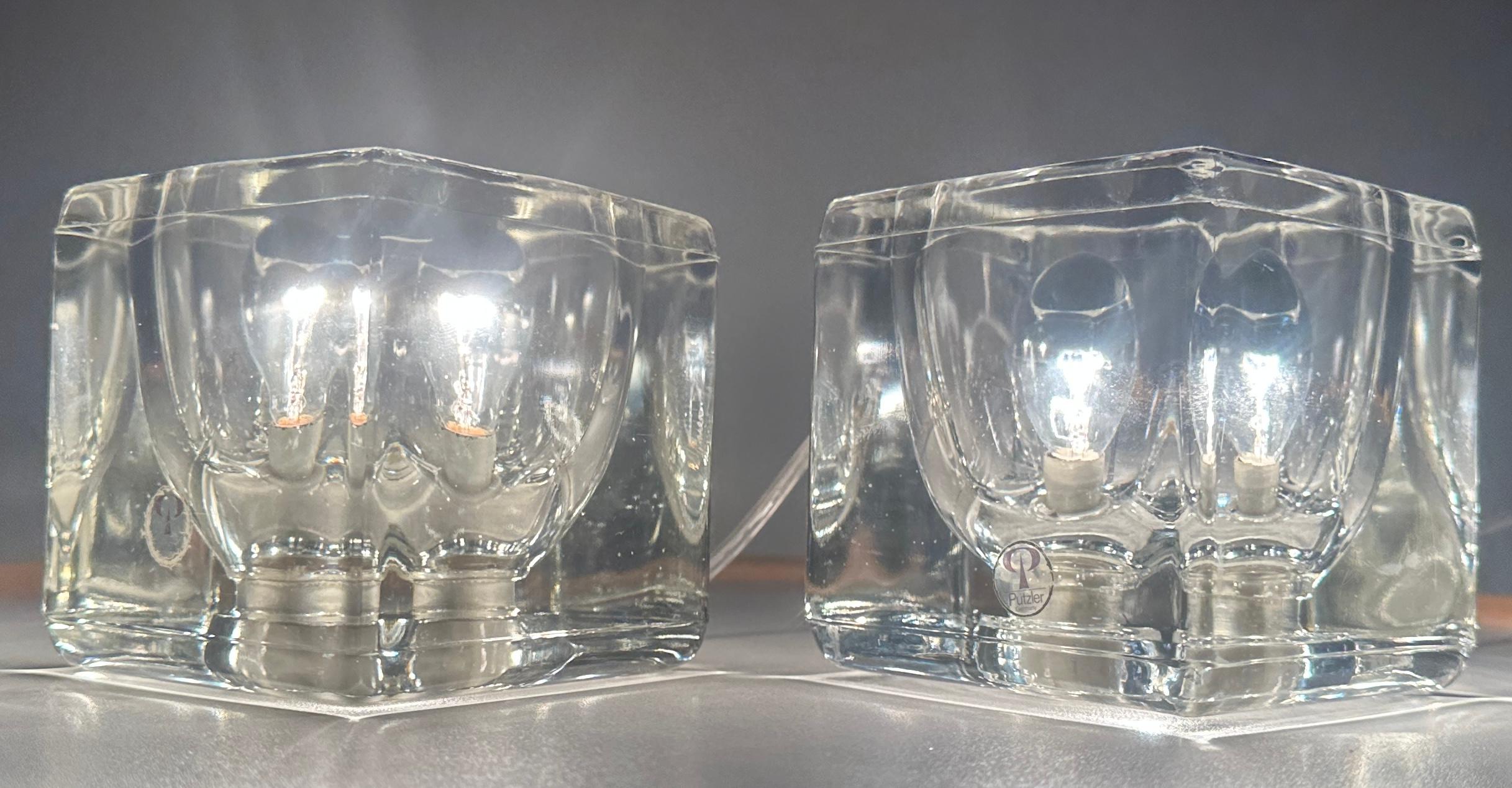 Coppia di lampade da tavolo tedesche Peill & Putzler degli anni '70 in vetro trasparente cubico spesso in vendita 2