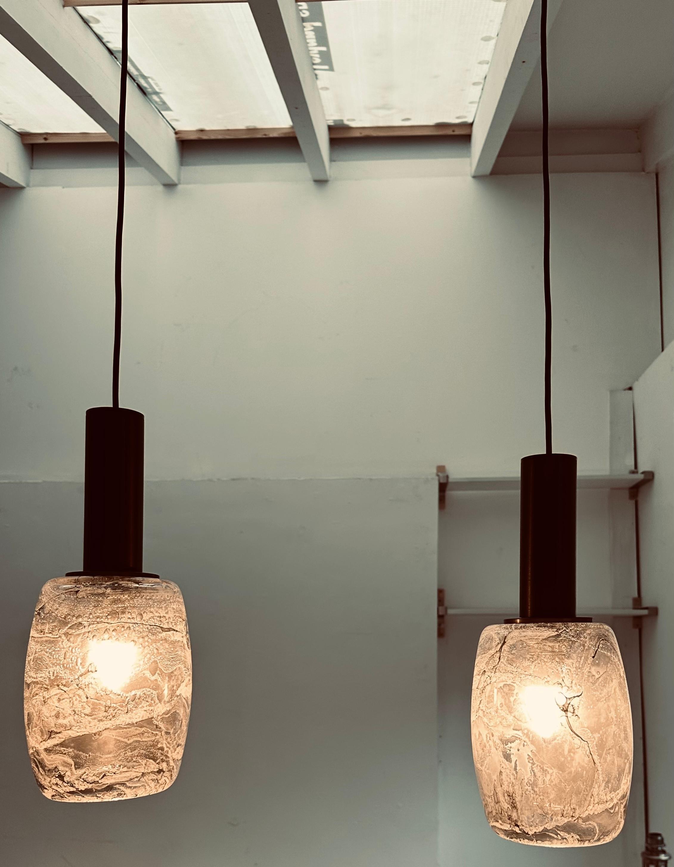 Paire de lampes suspendues allemandes Peill & Putzler des années 1970, marbrées de gris foncé et de noir Bon état - En vente à London, GB