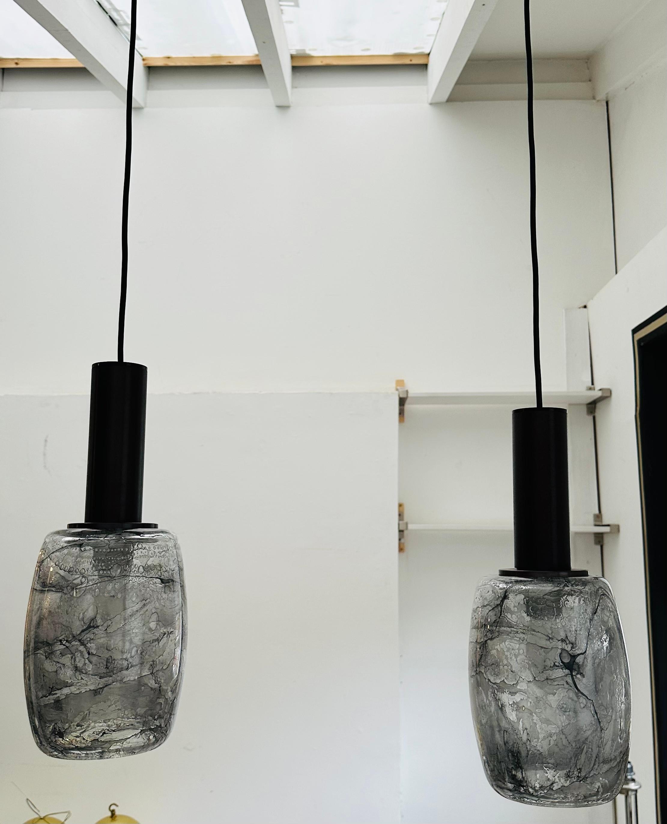 Paire de lampes suspendues allemandes Peill & Putzler des années 1970, marbrées de gris foncé et de noir en vente 1