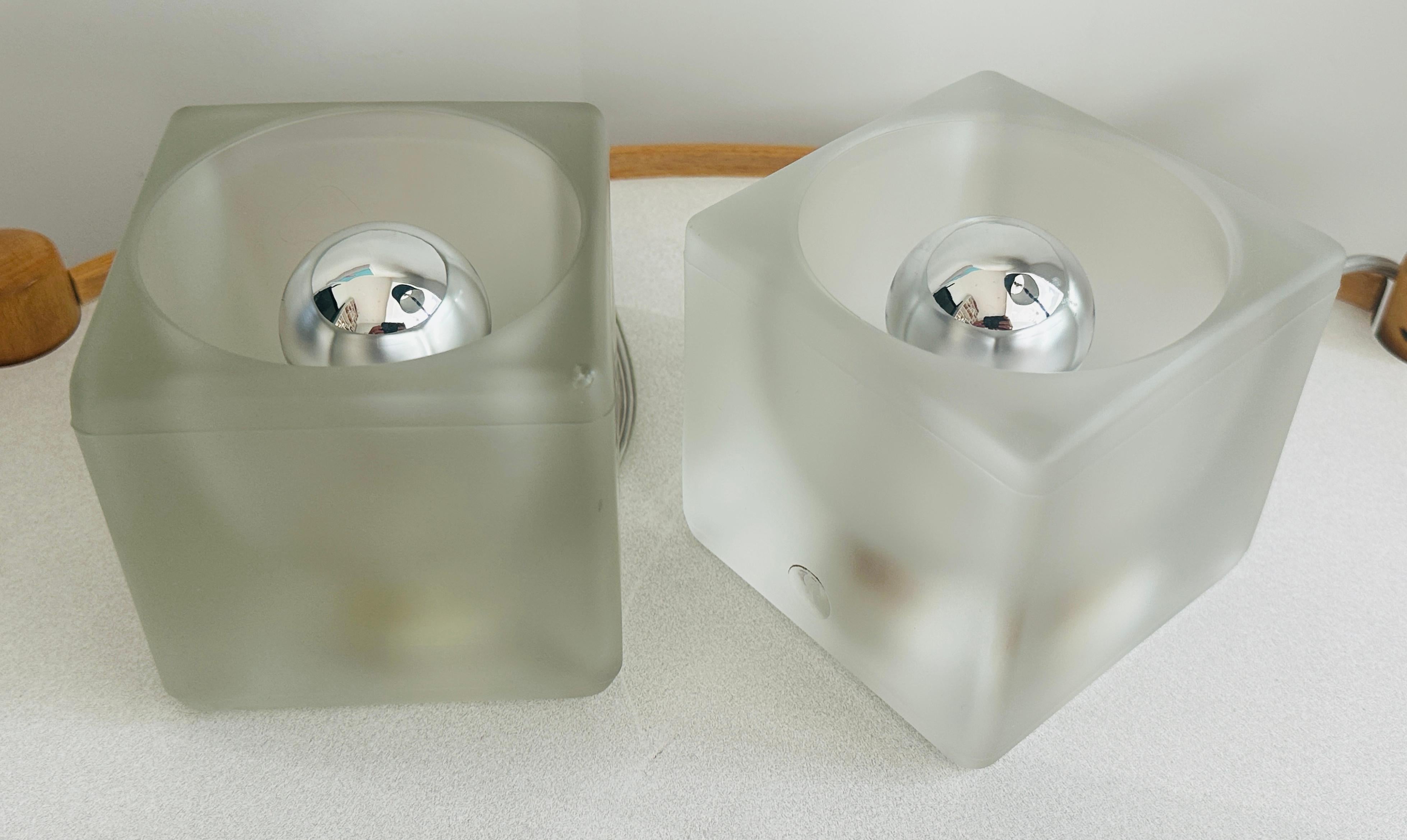 Paire de lampes de table en verre cubique dépoli diffus des années 1970 de Peill & Putzler en vente 7