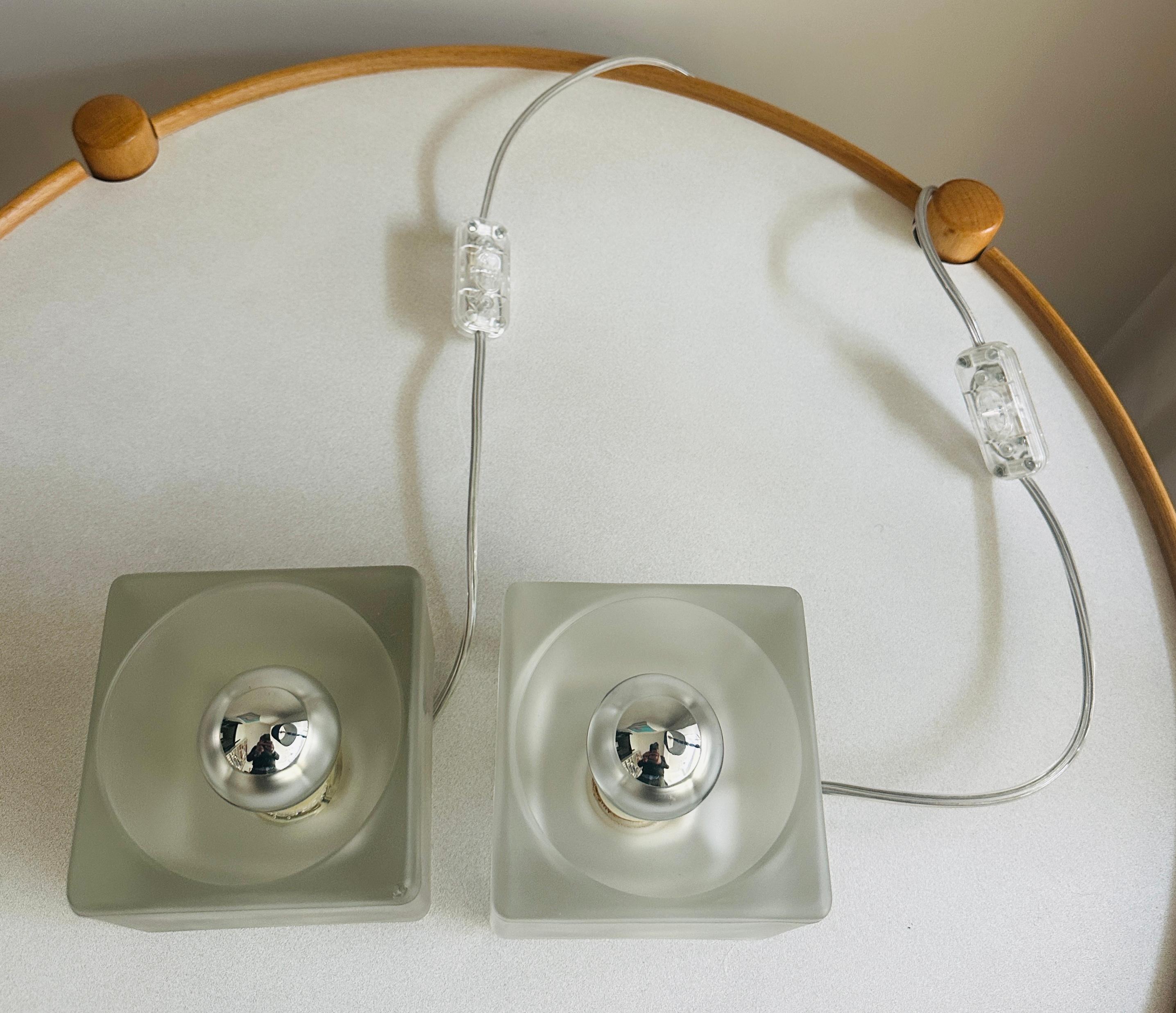 Paire de lampes de table en verre cubique dépoli diffus des années 1970 de Peill & Putzler en vente 8