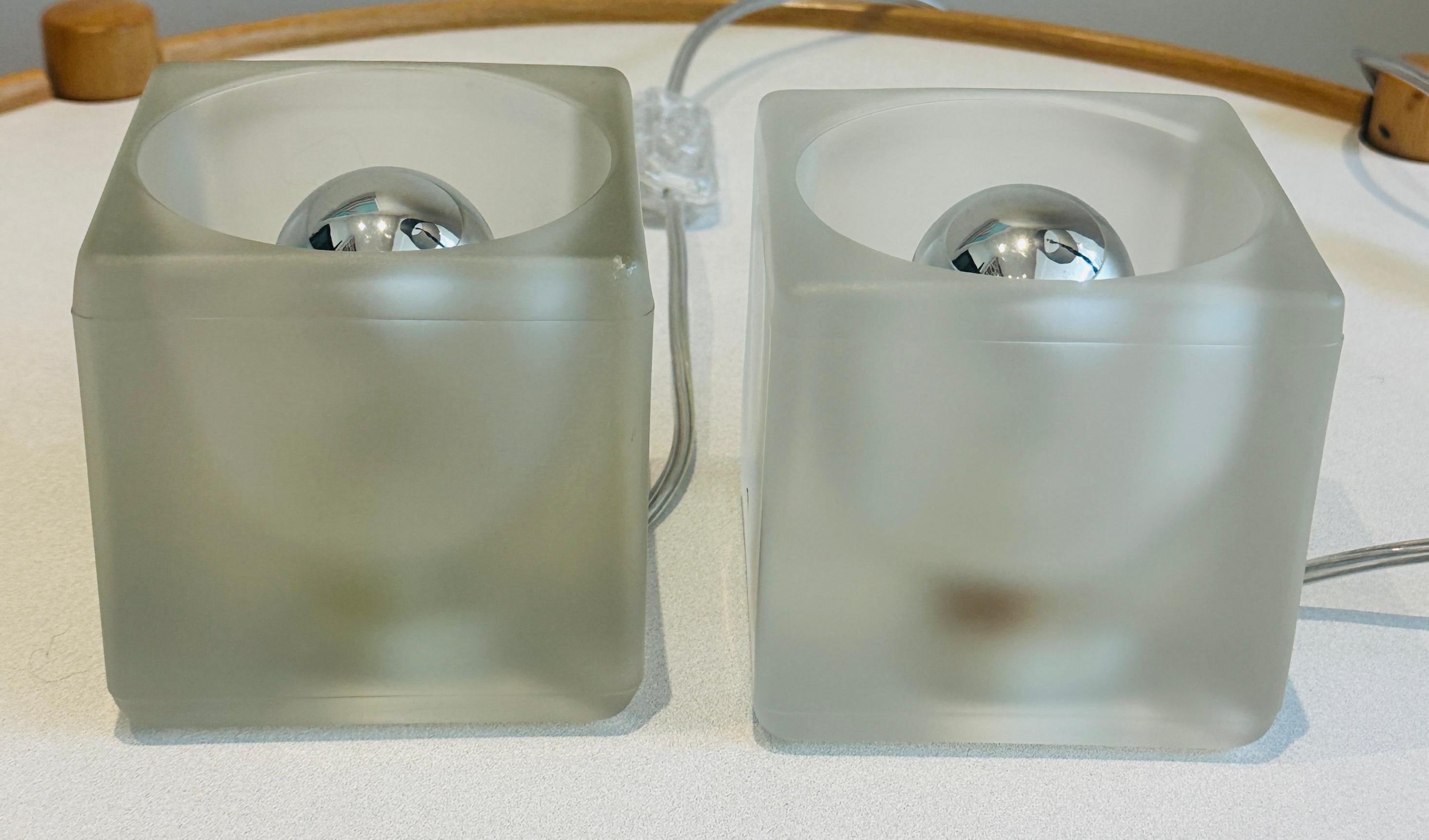 Paire de lampes de table en verre cubique dépoli diffus des années 1970 de Peill & Putzler en vente 9