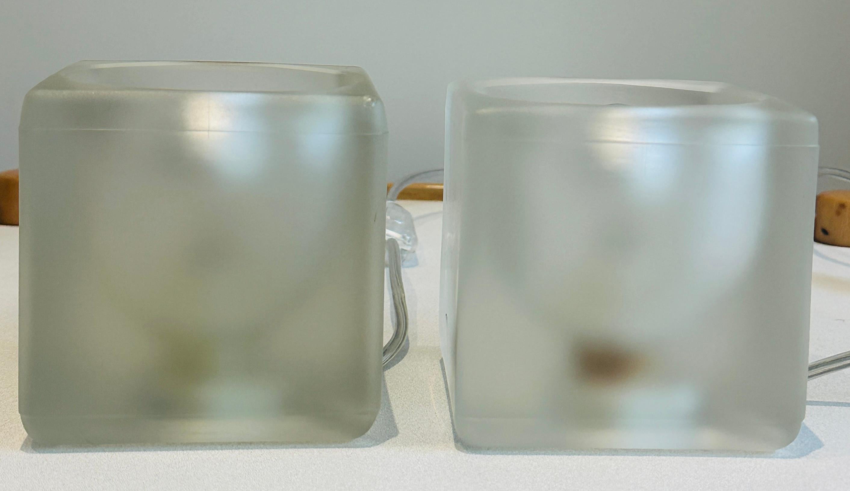 Paire de lampes de table en verre cubique dépoli diffus des années 1970 de Peill & Putzler en vente 10
