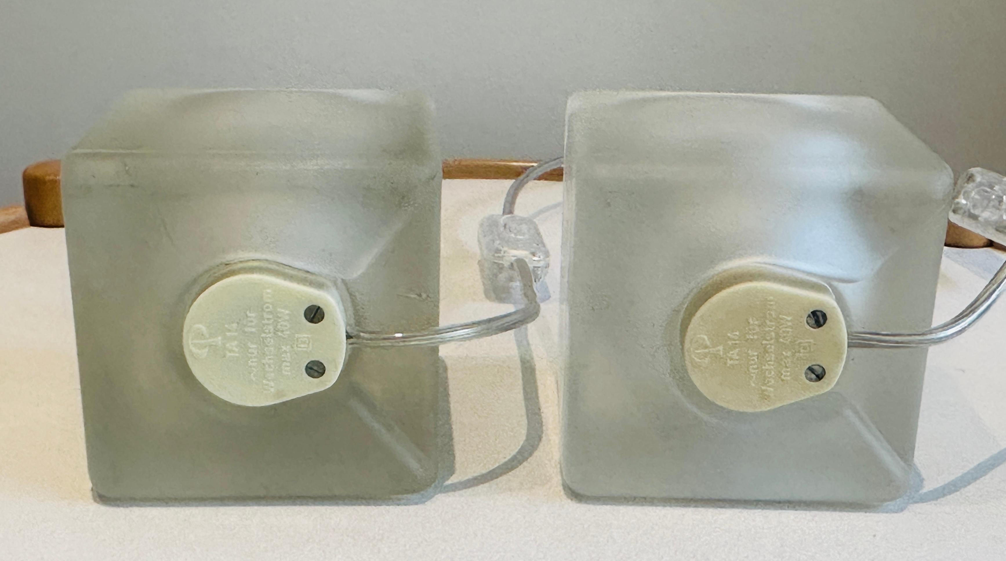 Paire de lampes de table en verre cubique dépoli diffus des années 1970 de Peill & Putzler en vente 11